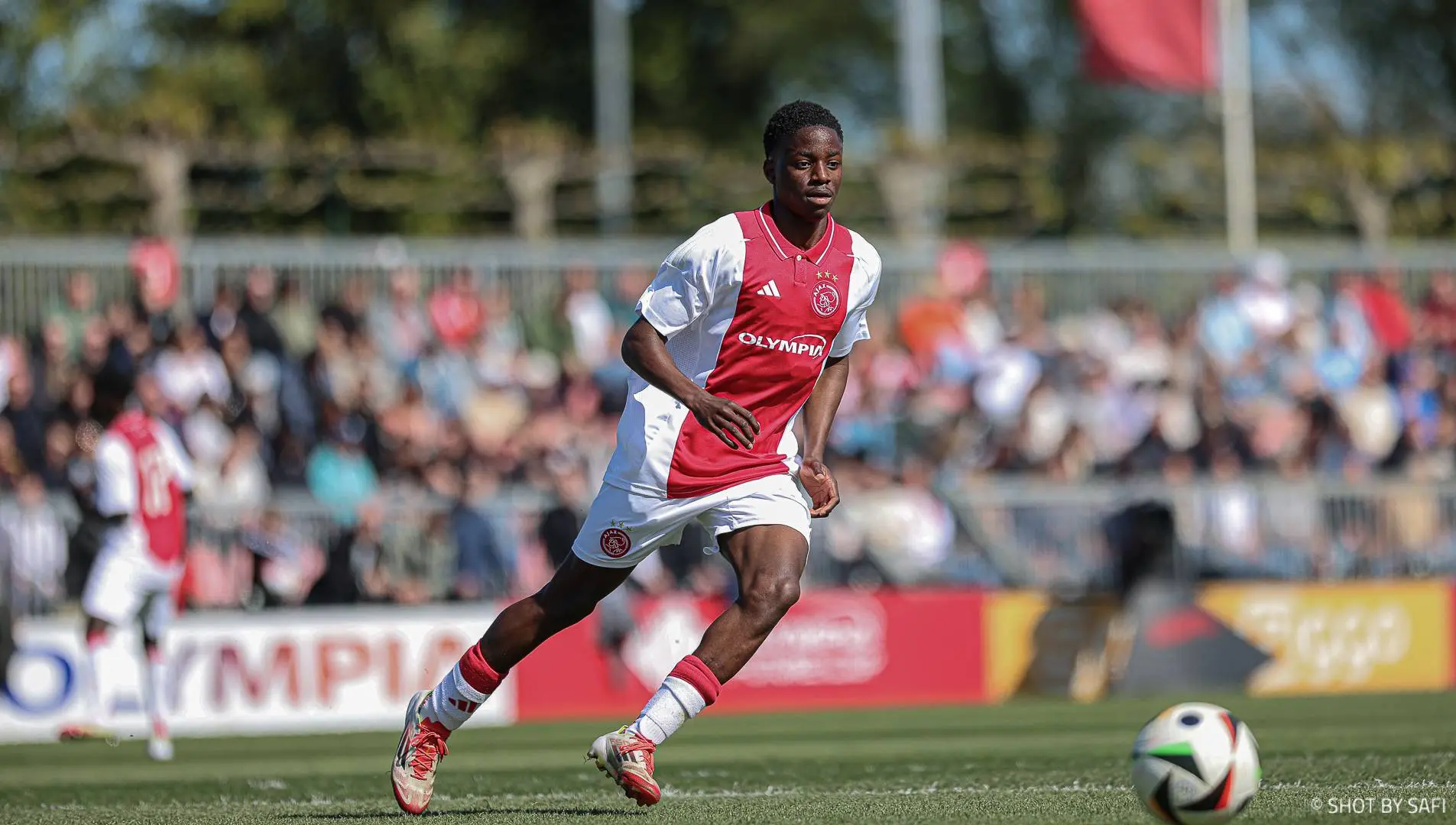 'Ajax houdt toptalent Simeon binnenboord, buitenspeler gaat tekenen tot medio 2029'