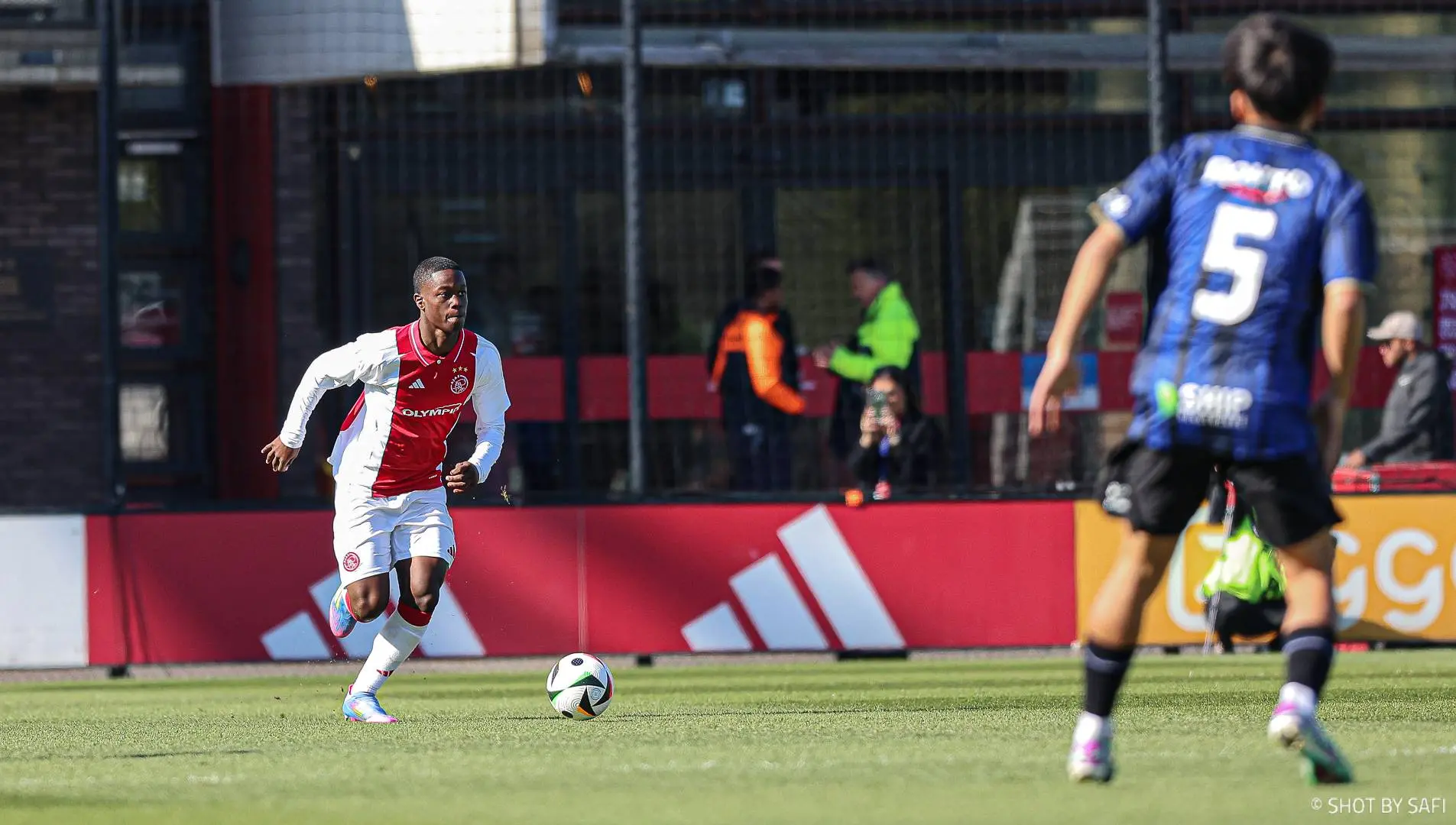 Ajax-talent Kasanwirjo vertelt over voetballen met diabetes type 1