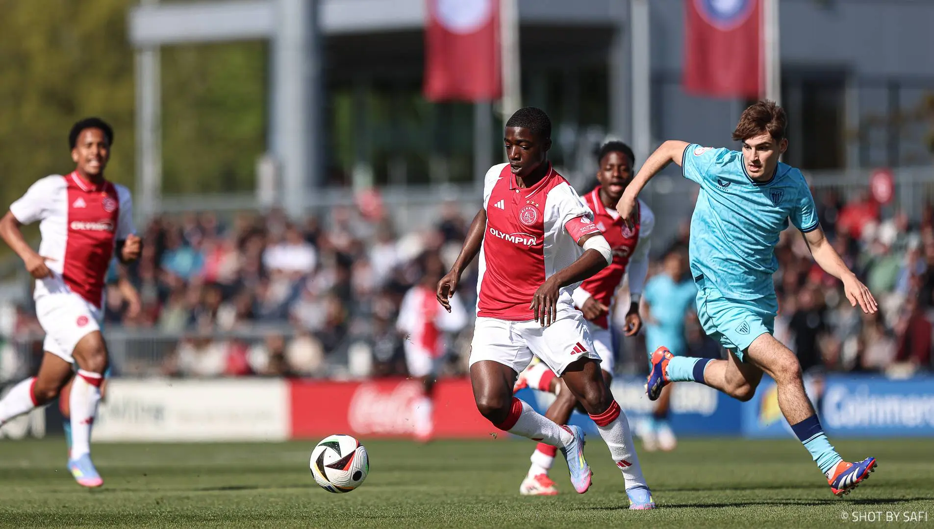 Ajax O19 deelt punten met koploper AZ; Ajax O16 verliest kansloos van Feyenoord