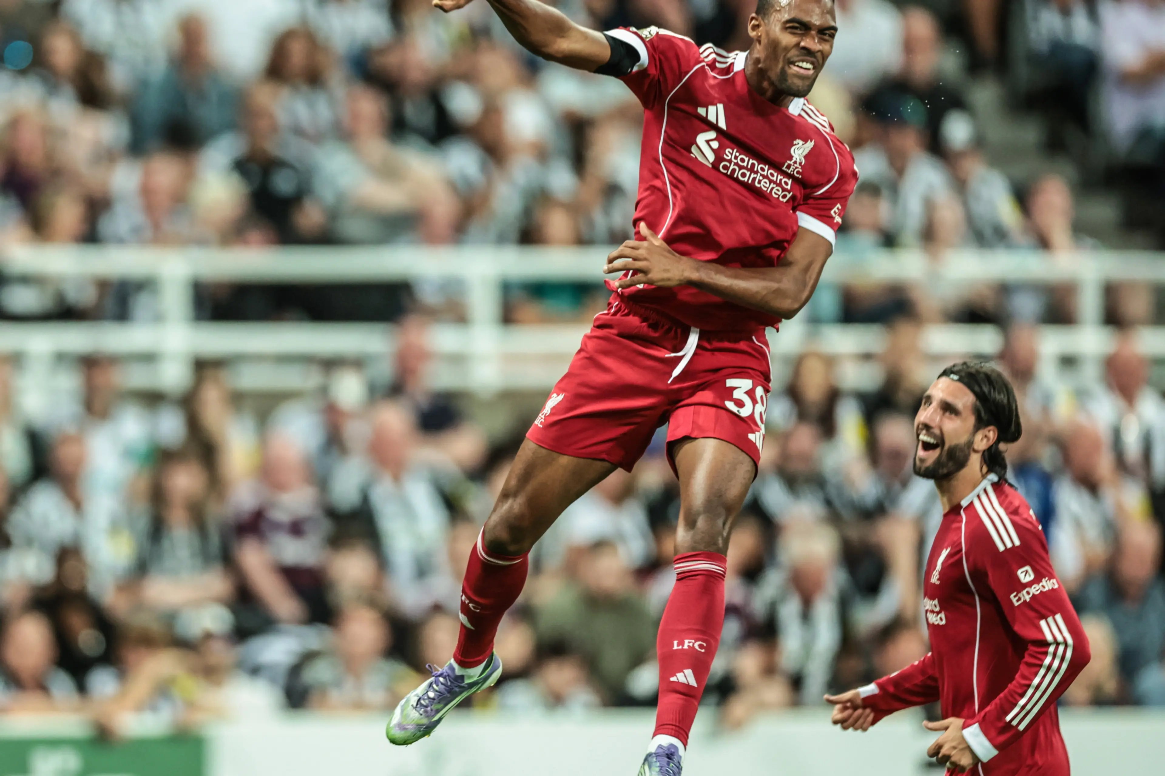 Buitenland: Gravenberch scoort voor Liverpool en wint van Newcastle United