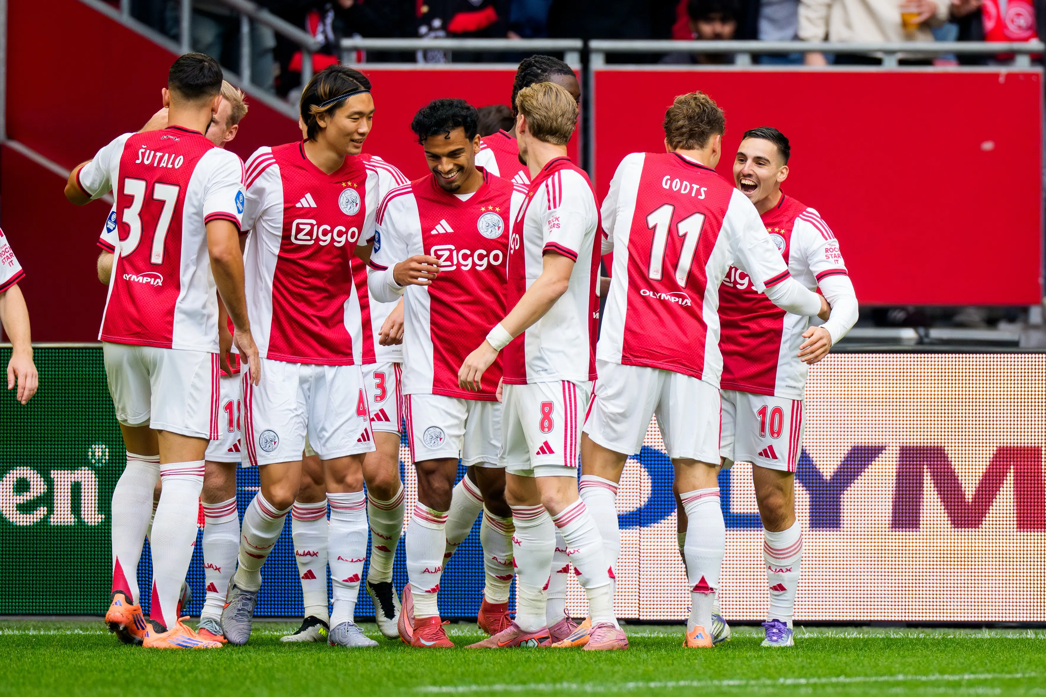 Zwak Ajax kan niet overtuigen tegen tienkoppig NAC Breda, maar wint wel dankzij Gloukh en Taylor