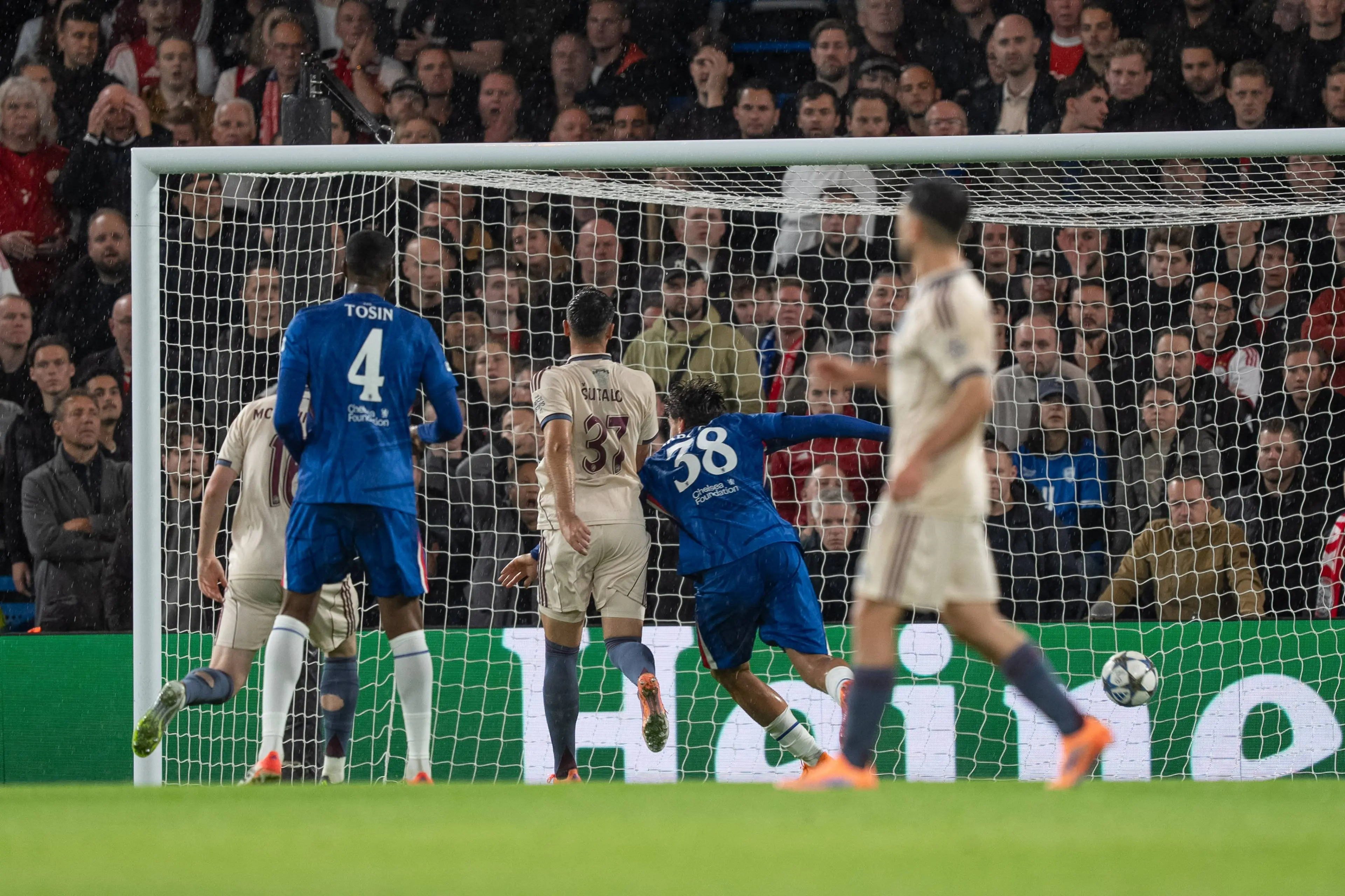 Ajax kansloos afgetroefd door Chelsea; Ajax-fans roepen om vertrek Heitinga na wissel Gloukh