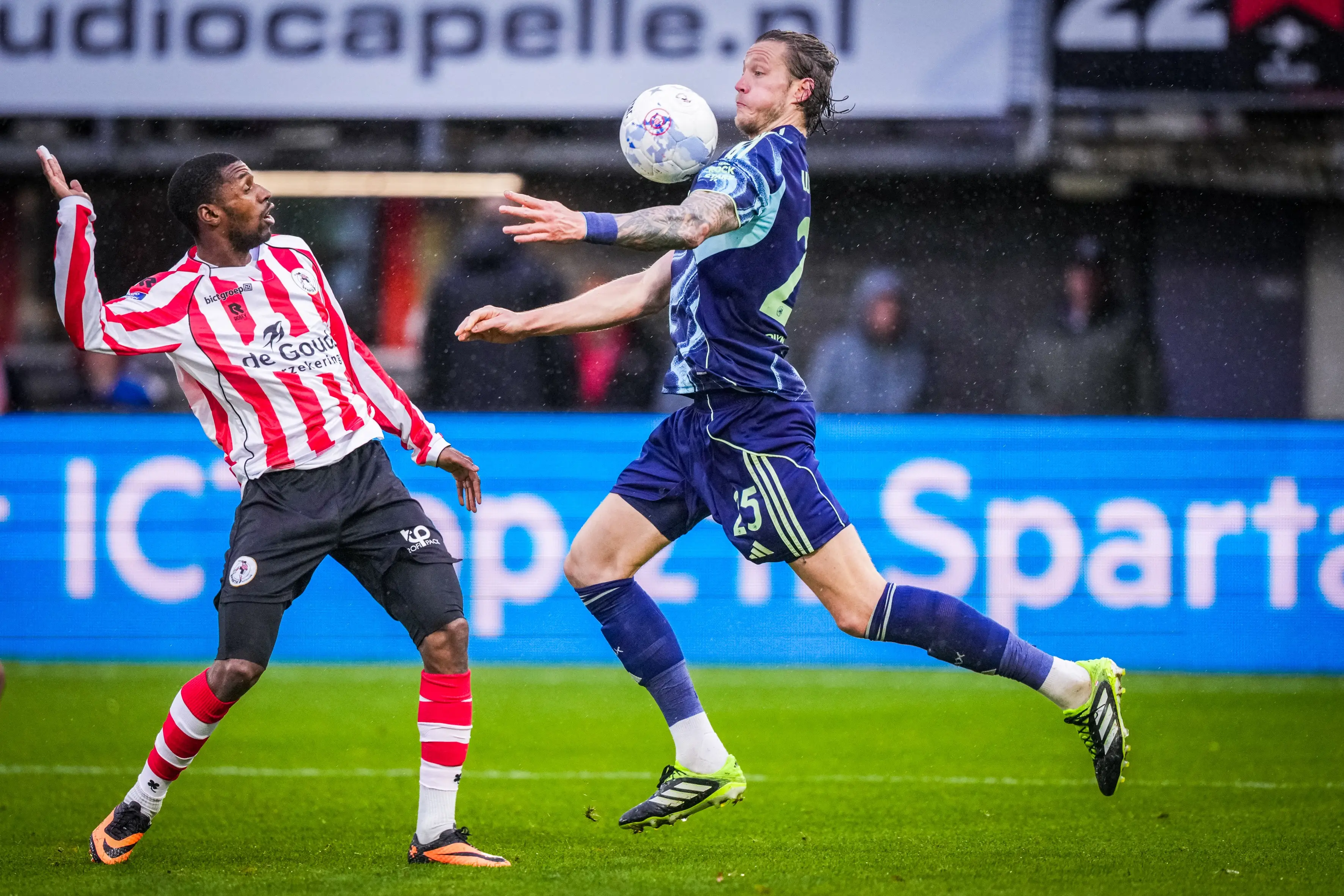 Weghorst neemt het op voor Heitinga: 'Dan denk ik soms: Nederland, wat zijn we aan het doen?'