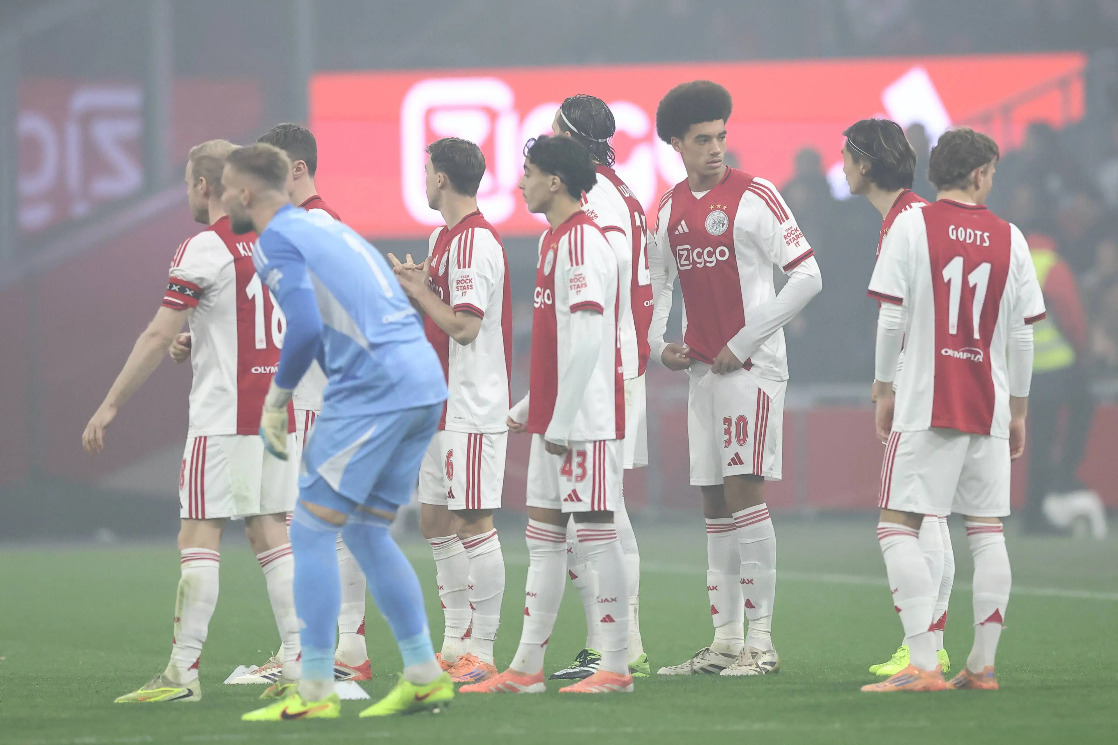 Ajax en FC Groningen hervatten dinsdagmiddag gestaakte ontmoeting