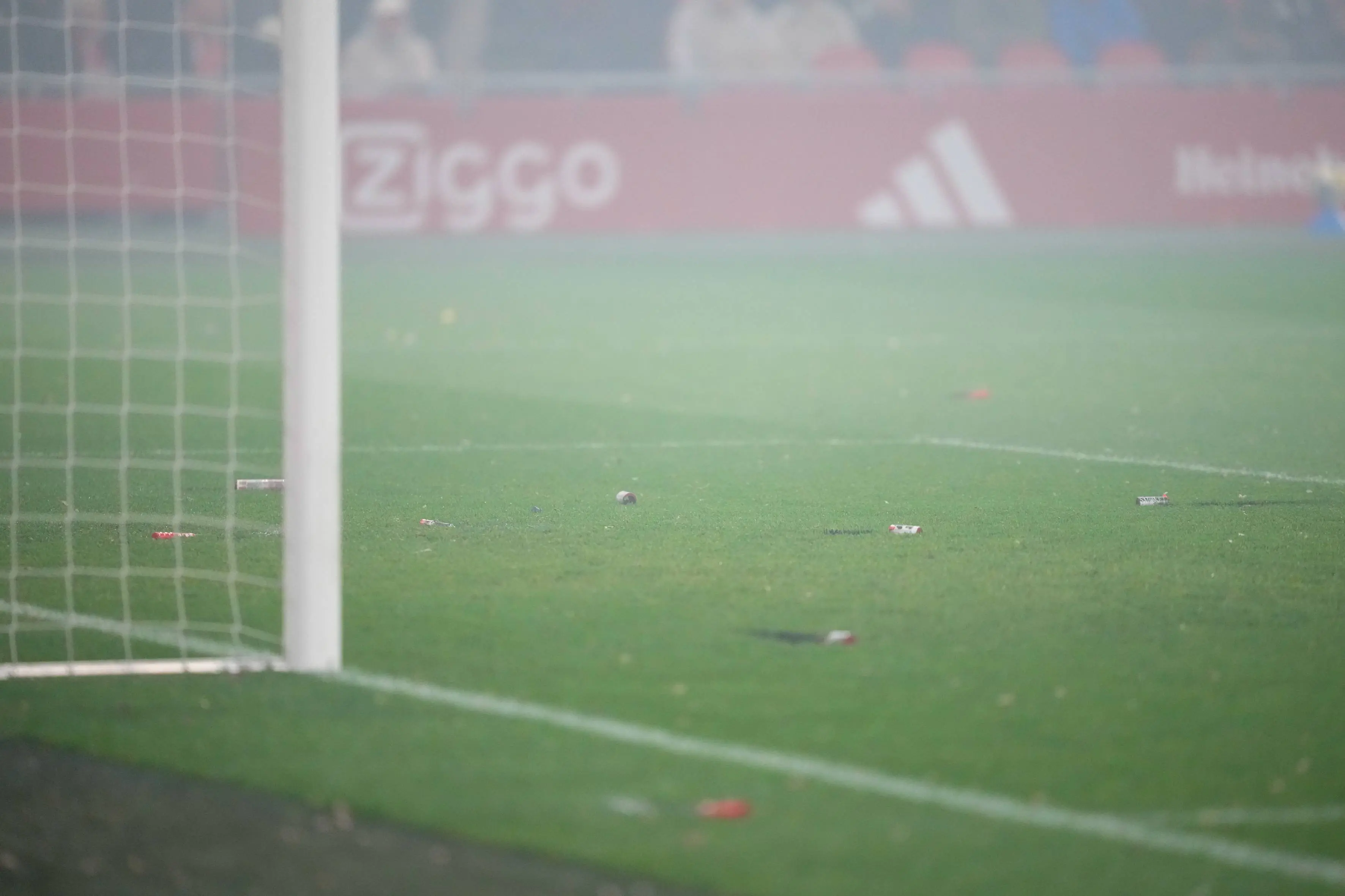 Ajax - FC Groningen definitief gestaakt vanwege vuurwerk op het veld