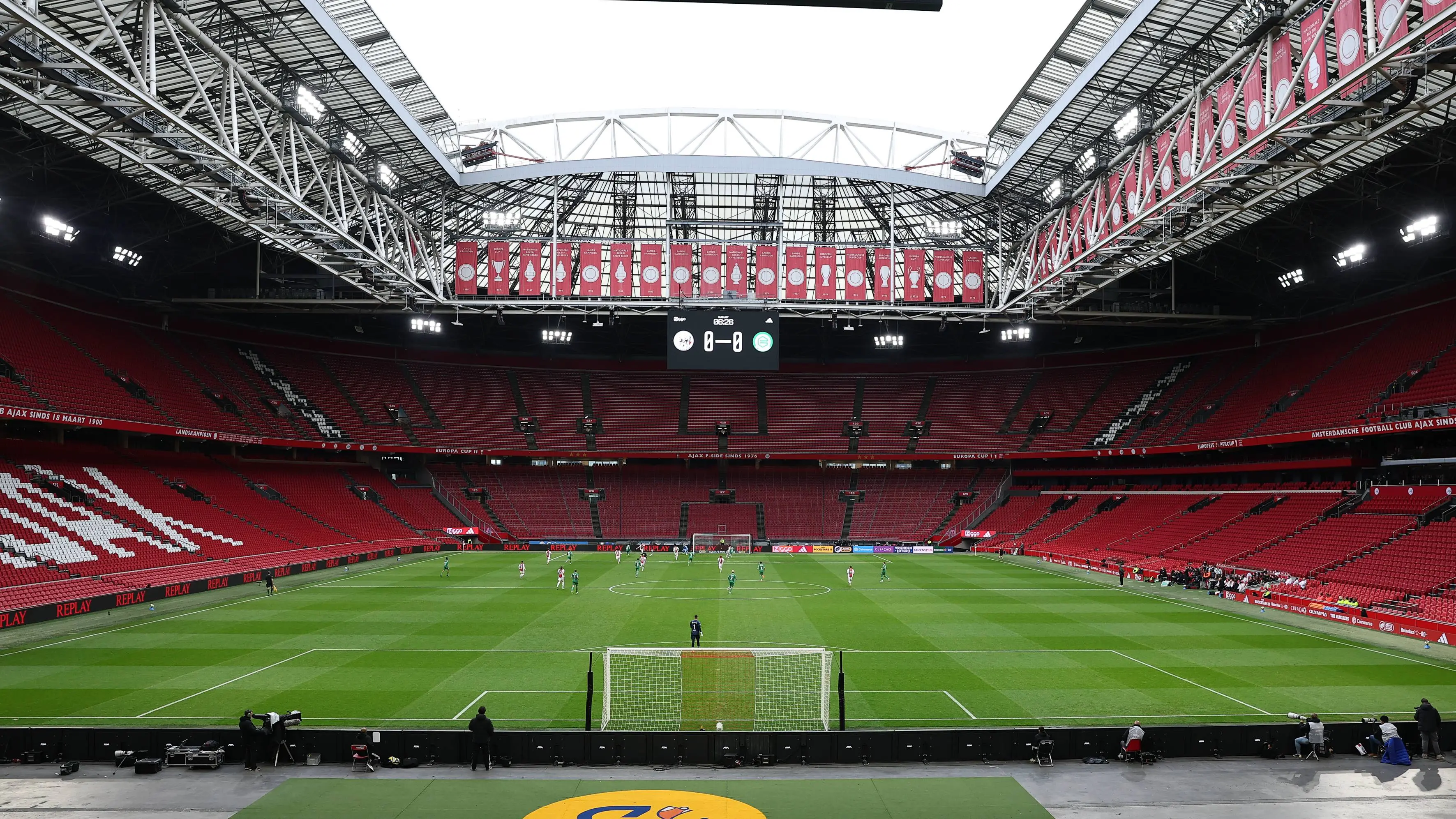 Rondom Ajax: Ajax heeft verdachten geïdentificeerd na vuurwerkincident, ArenA doet aangifte