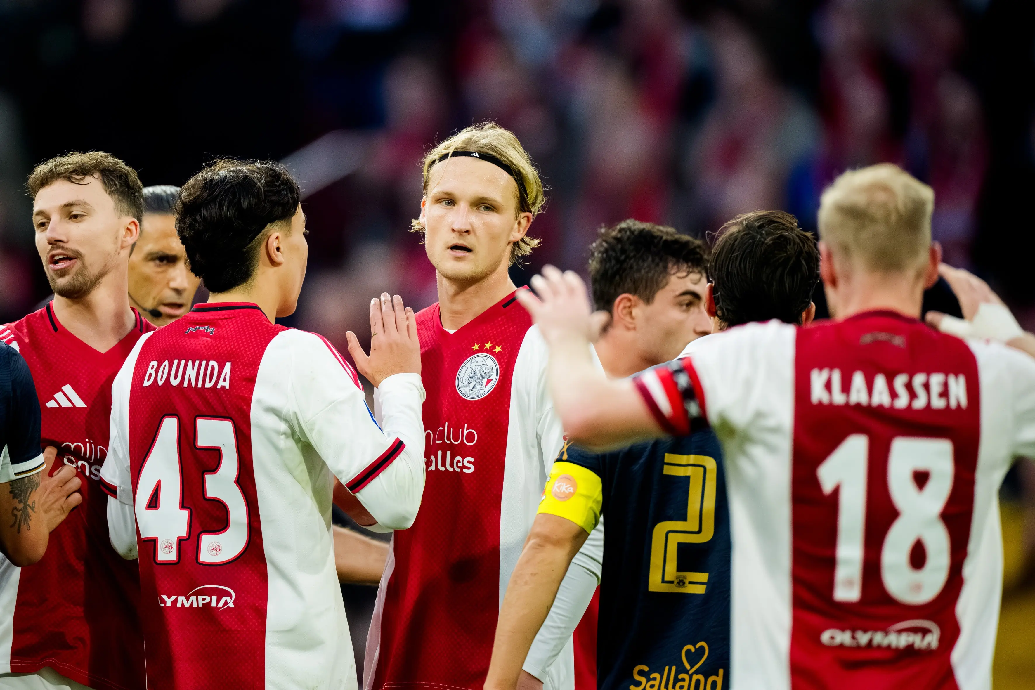 Rondom Ajax: Bounida en Dolberg sluiten mogelijk later aan tijdens trainingskamp