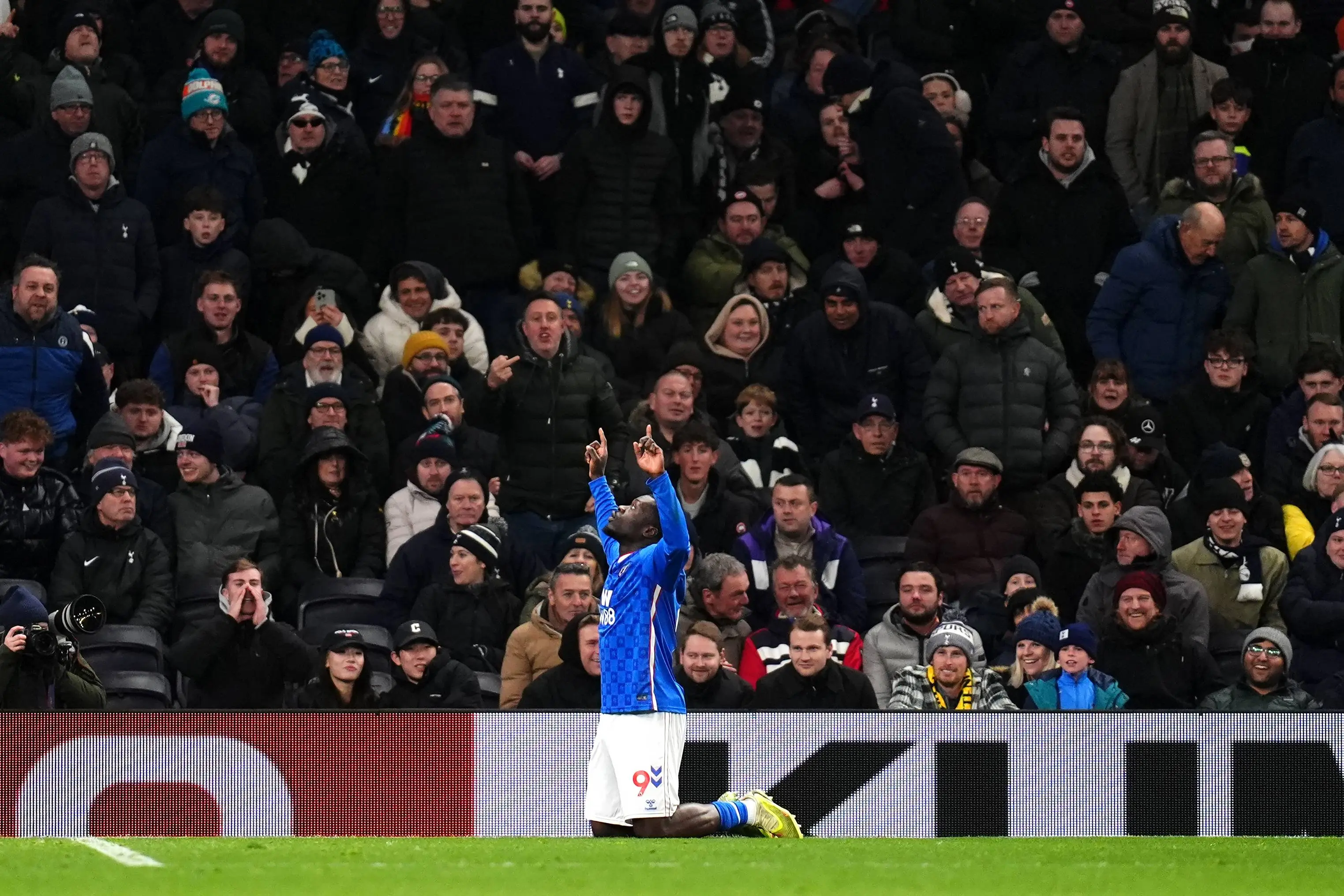 Brobbey dolblij na belangrijk doelpunt voor Sunderland: 'Soms niet nadenken en gewoon schieten'