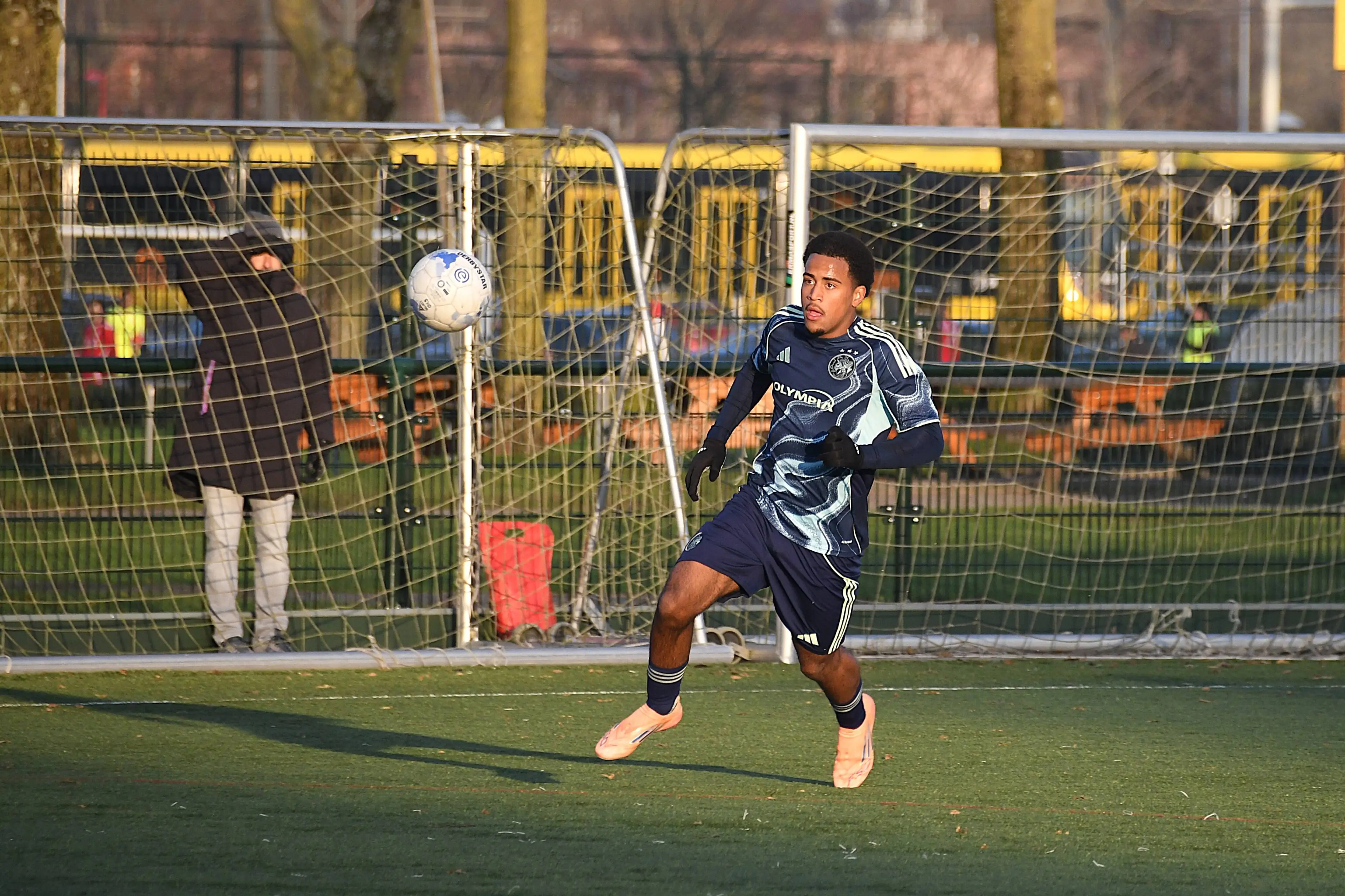 Ajax deelt opnieuw profcontract uit aan talent: aanvaller tekent tot medio 2029