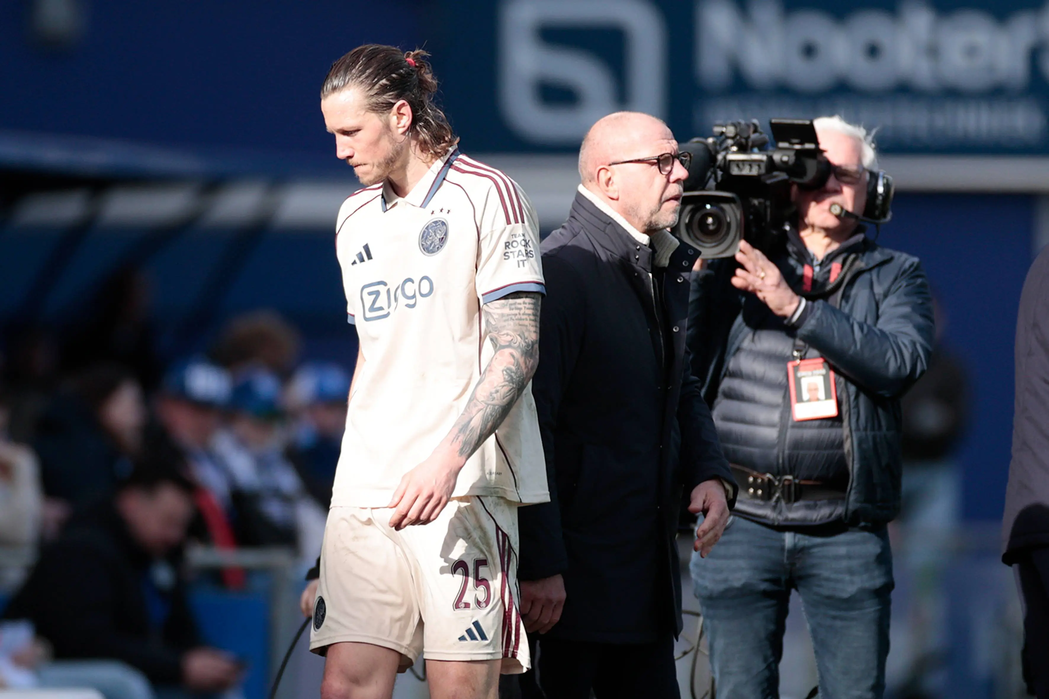 Erbarmelijk slecht Ajax doet door remise in Zwolle slechte zaken in strijd om tweede plaats
