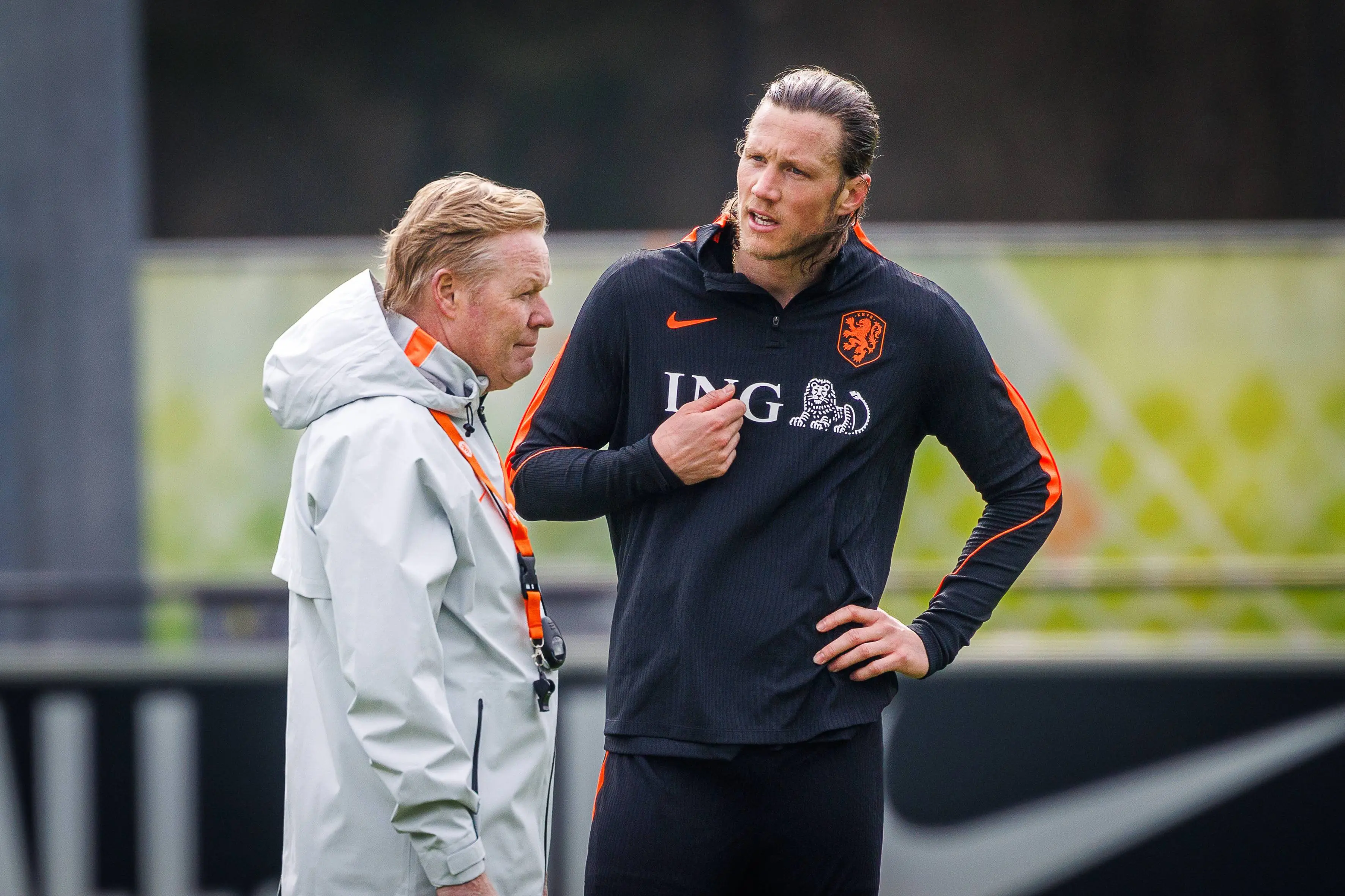 Rondom Ajax: Ajax-goalie Paes gaat trouwen: doelman vraagt vriendin ten huwelijk