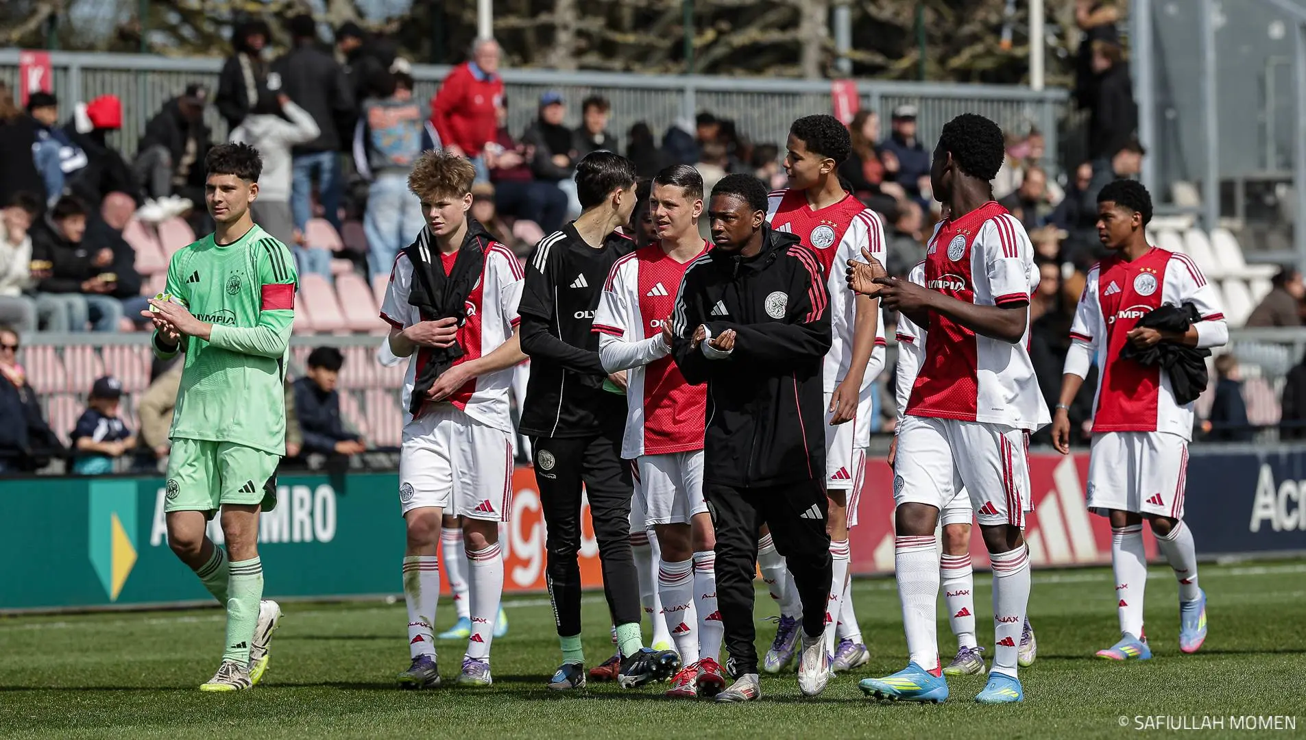 Ajax O17 wint mede door prachtige doelpunten van Darko en Landvreugd in vermakelijk duel van PSV