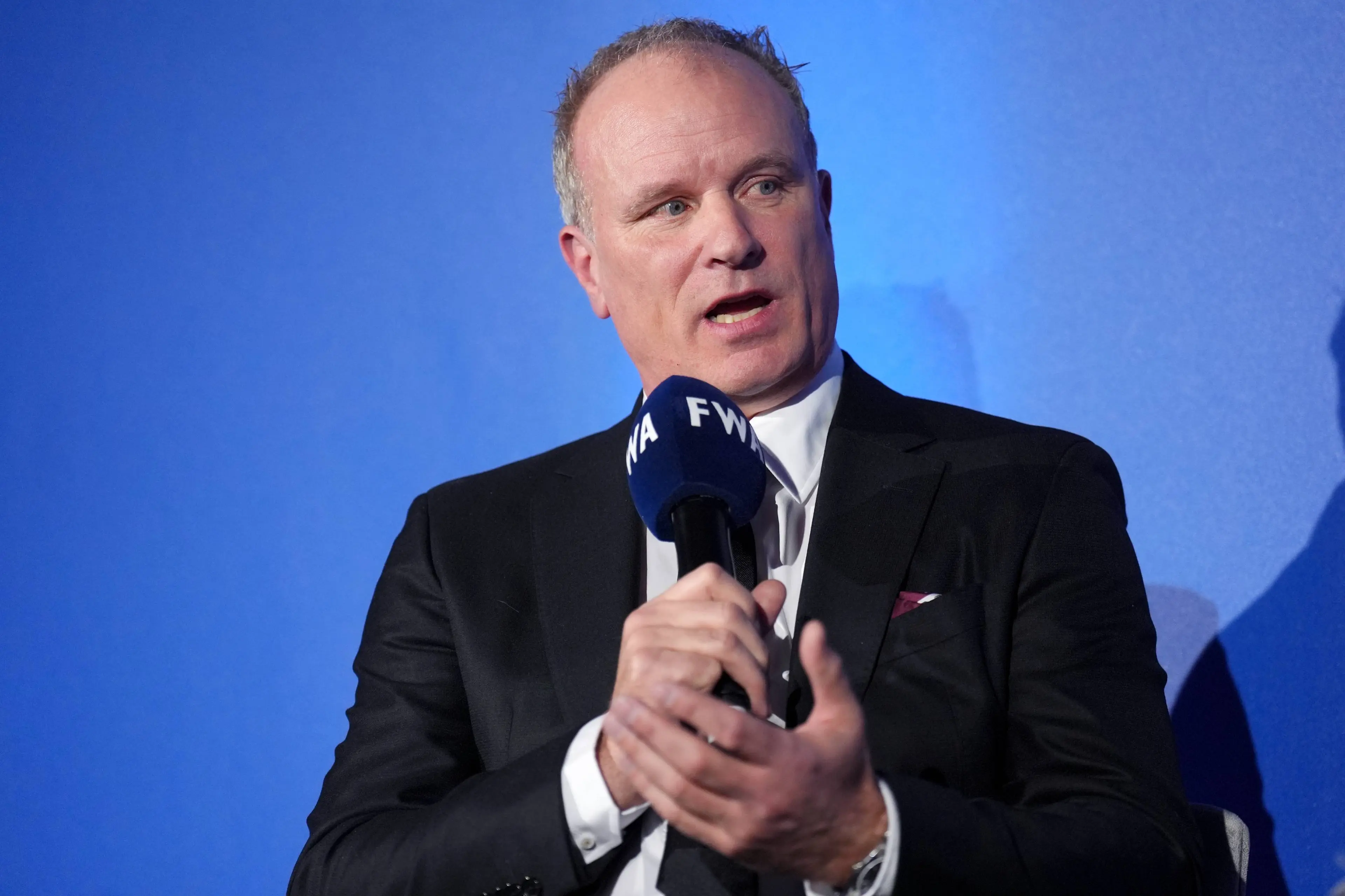 Bergkamp: 'Zodra je een B- of C-speler uit buitenland koopt, gaat dat je uiteindelijk pijn doen'