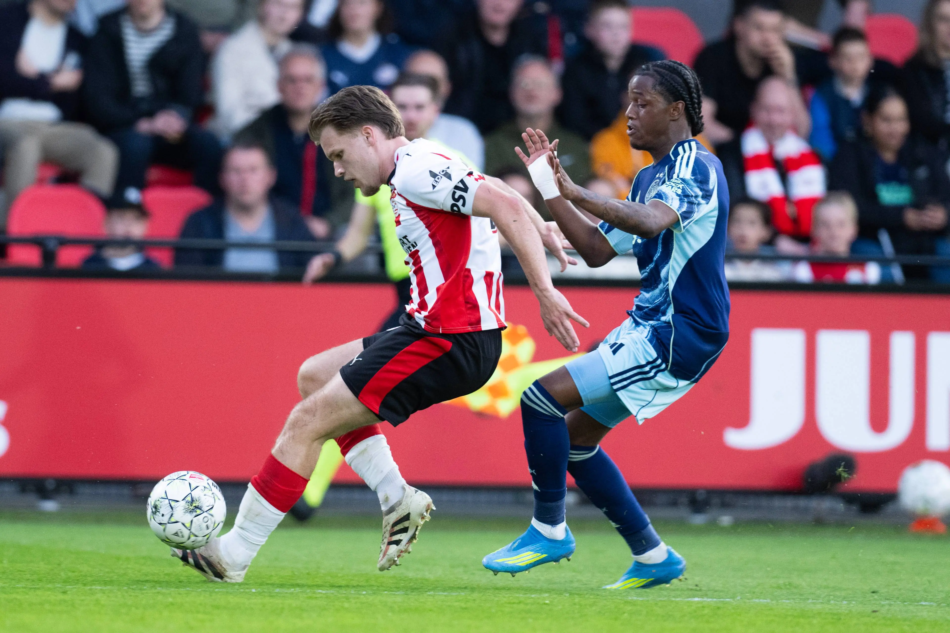 Jong Ajax-talent kondigt zelf vertrek aan via Instagram: 'Besloten om de club te verlaten'