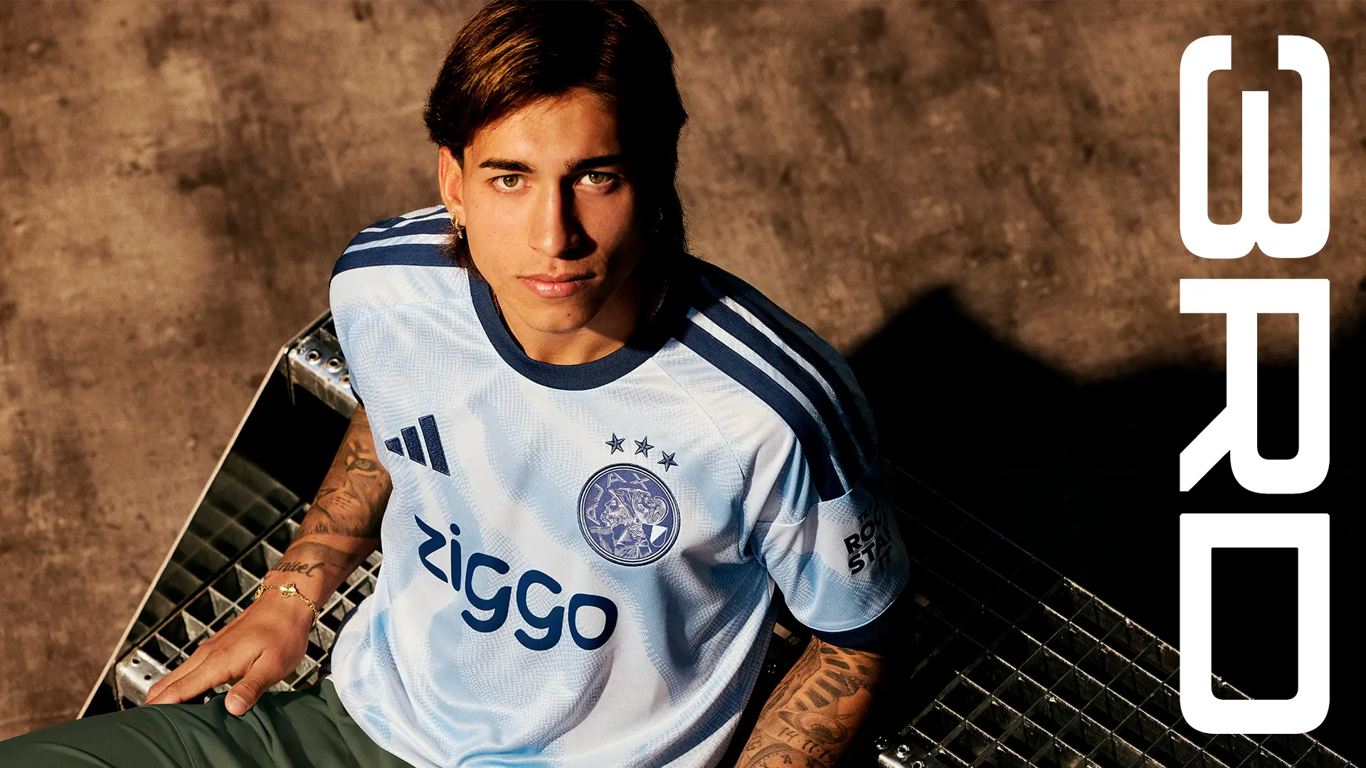 Ajax presenteert lichtblauw derde tenue dat bij veel fans direct herinneringen zal oproepen