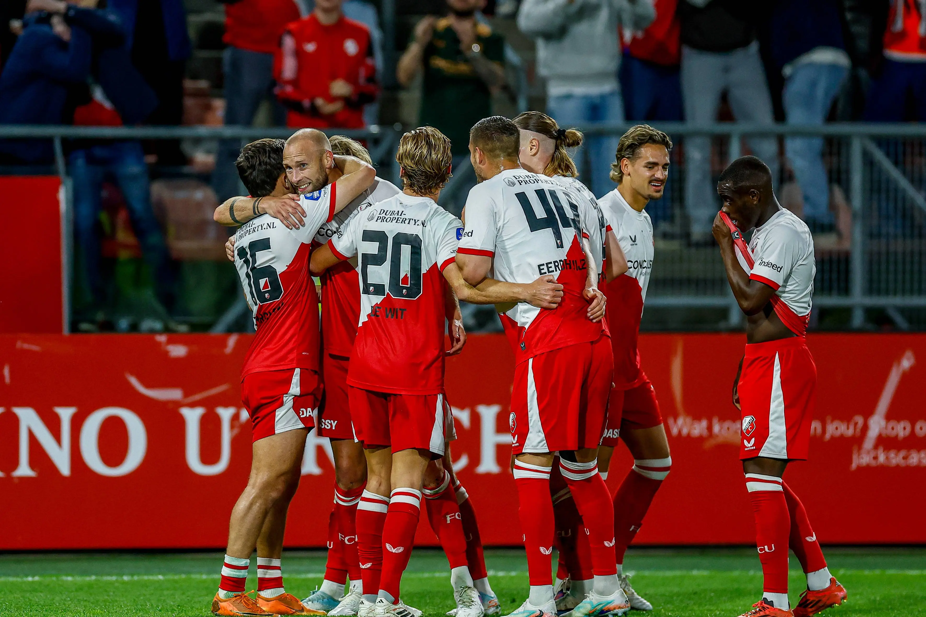 Ajax treft FC Utrecht in finale Europese play-offs; Domstedelingen te sterk voor sc Heerenveen