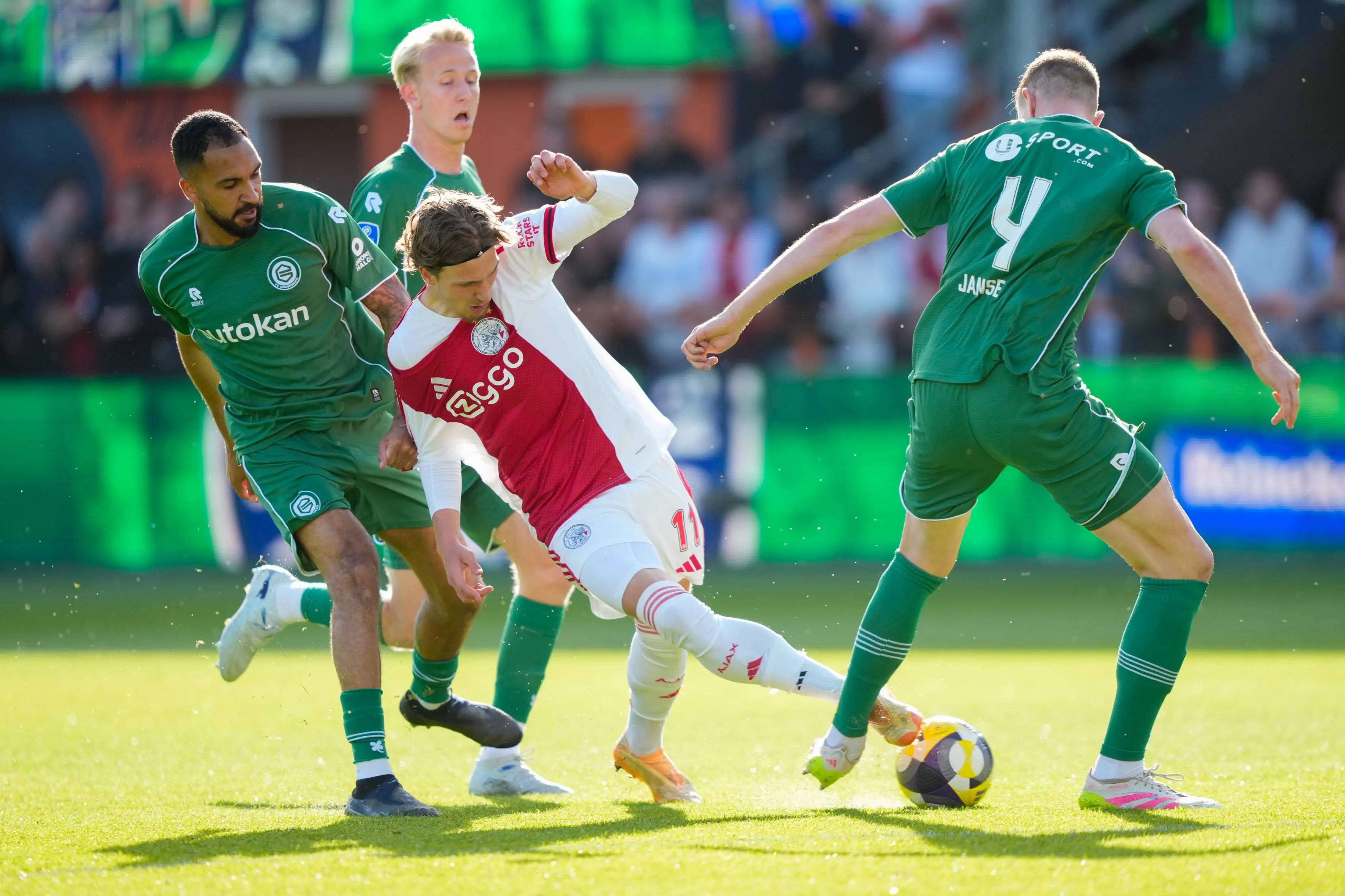 Rondom Ajax: Vier Ajax-supporters aangehouden na ongeregeldheden in Volendam