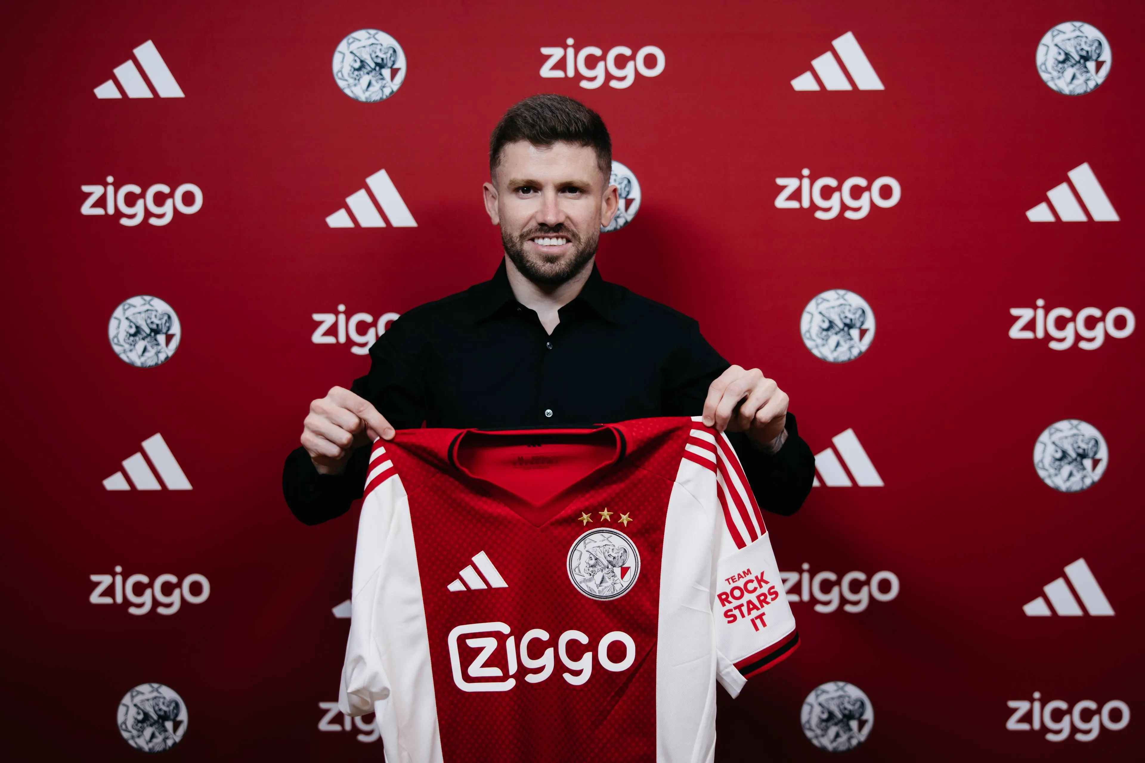 Ajax maakt komst Henrique wereldkundig; Braziliaan tekent voor meerdere jaren in Amsterdam