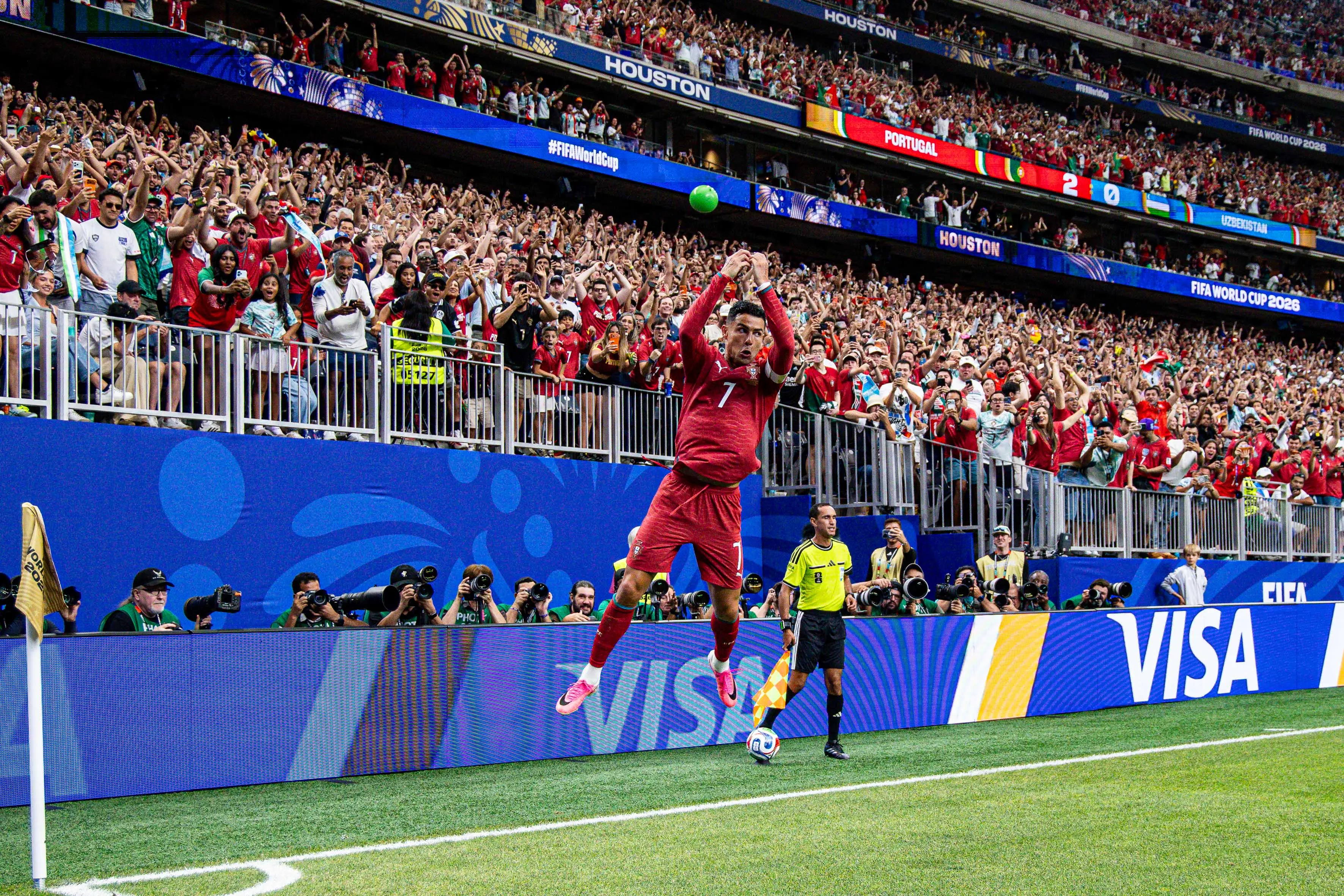 Ronaldo grijpt record met dubbelslag tijdens zege Portugal op Oezbekistan