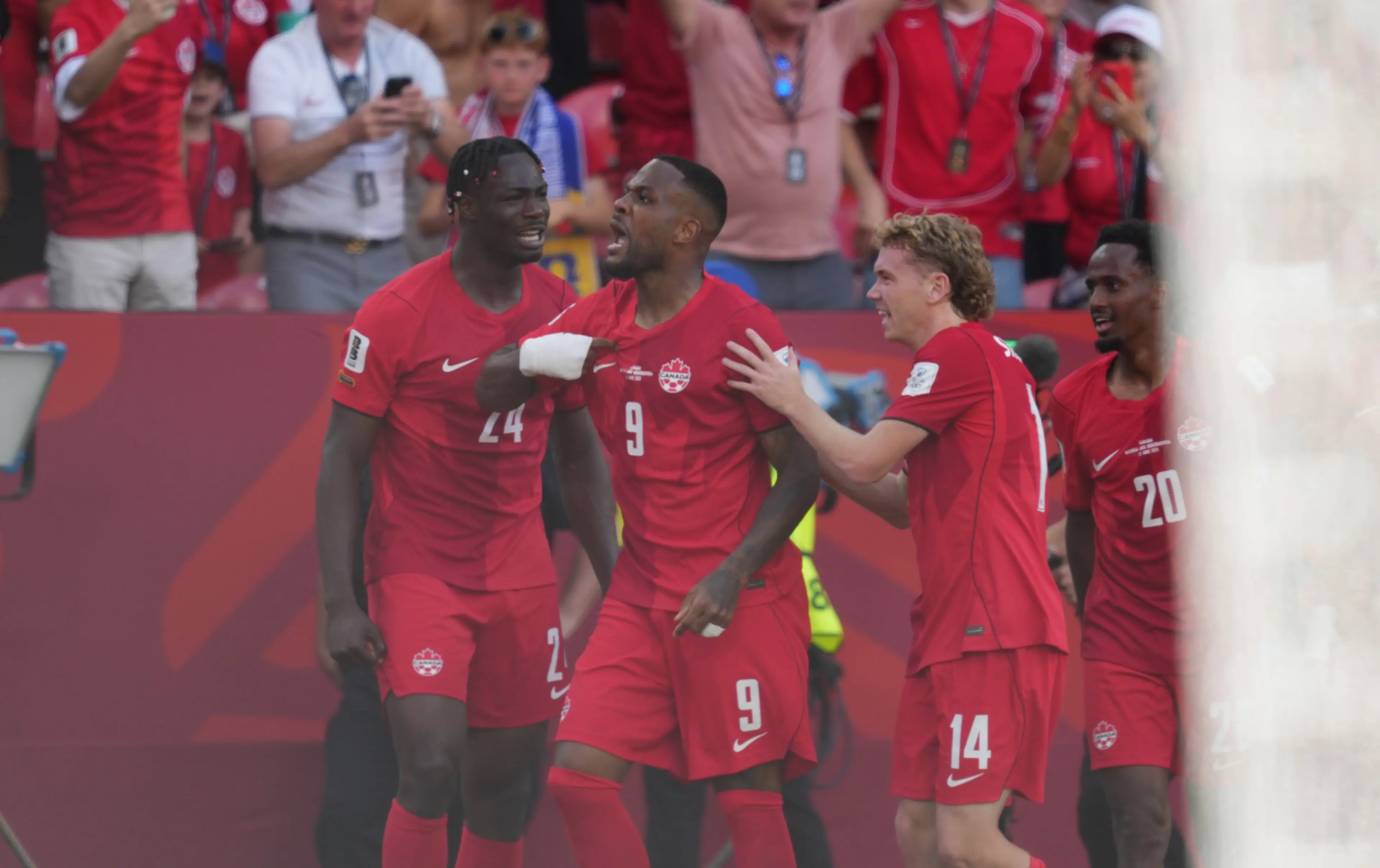 Invaller Larin redt gastland Canada en zorgt voor gelijkspel tegen Bosnie & Herzegovina