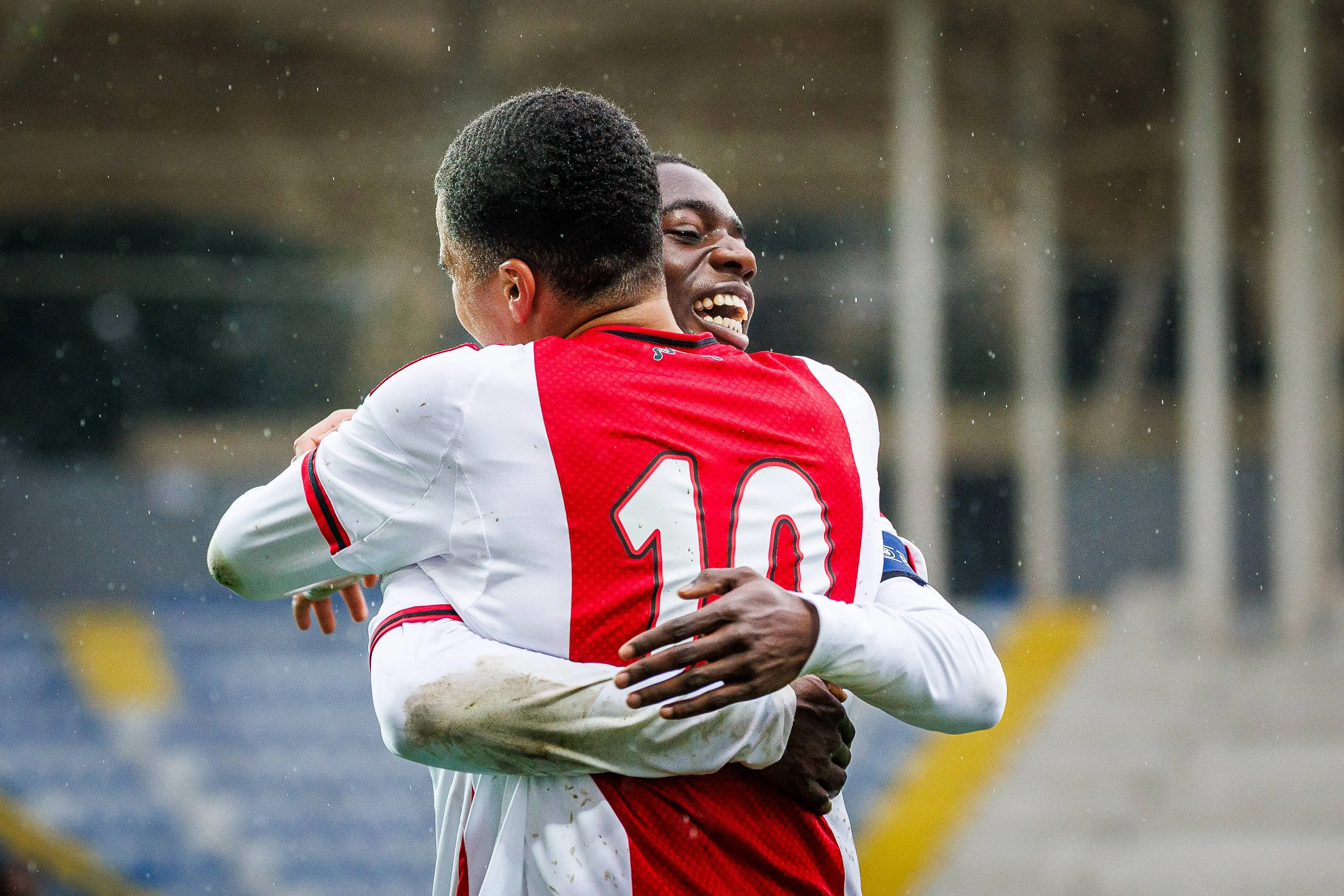 Ouazane is 'superblij' bij Ajax: 'Heb geleerd hoe de voetbalwereld écht in elkaar zit'
