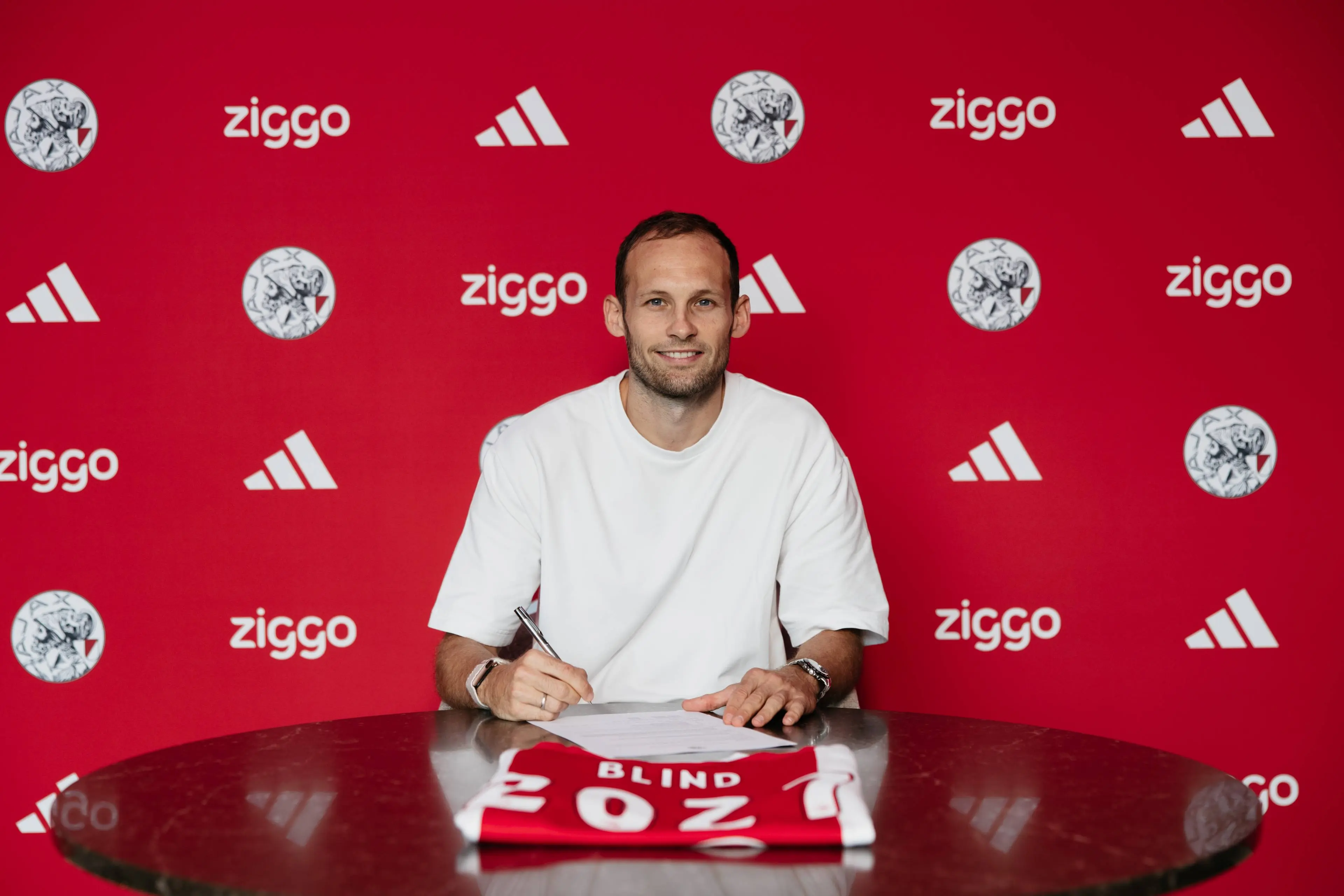 Rondom Ajax: Blind staat direct op trainingsveld na terugkeer bij Ajax