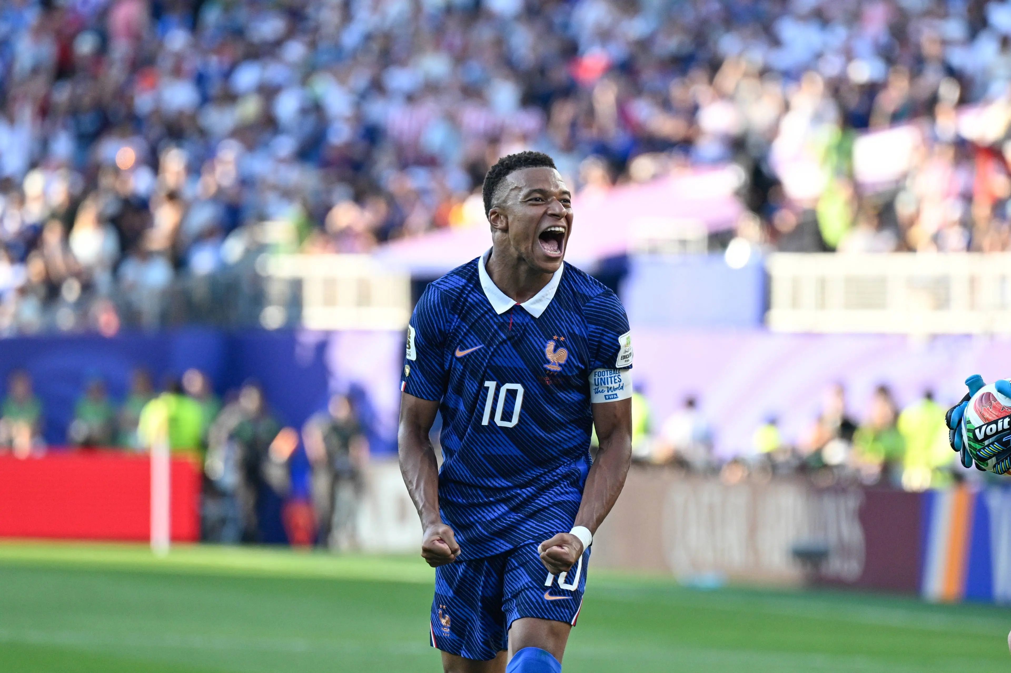 Mbappé helpt Frankrijk met benutte strafschop langs stugge Paraguayanen