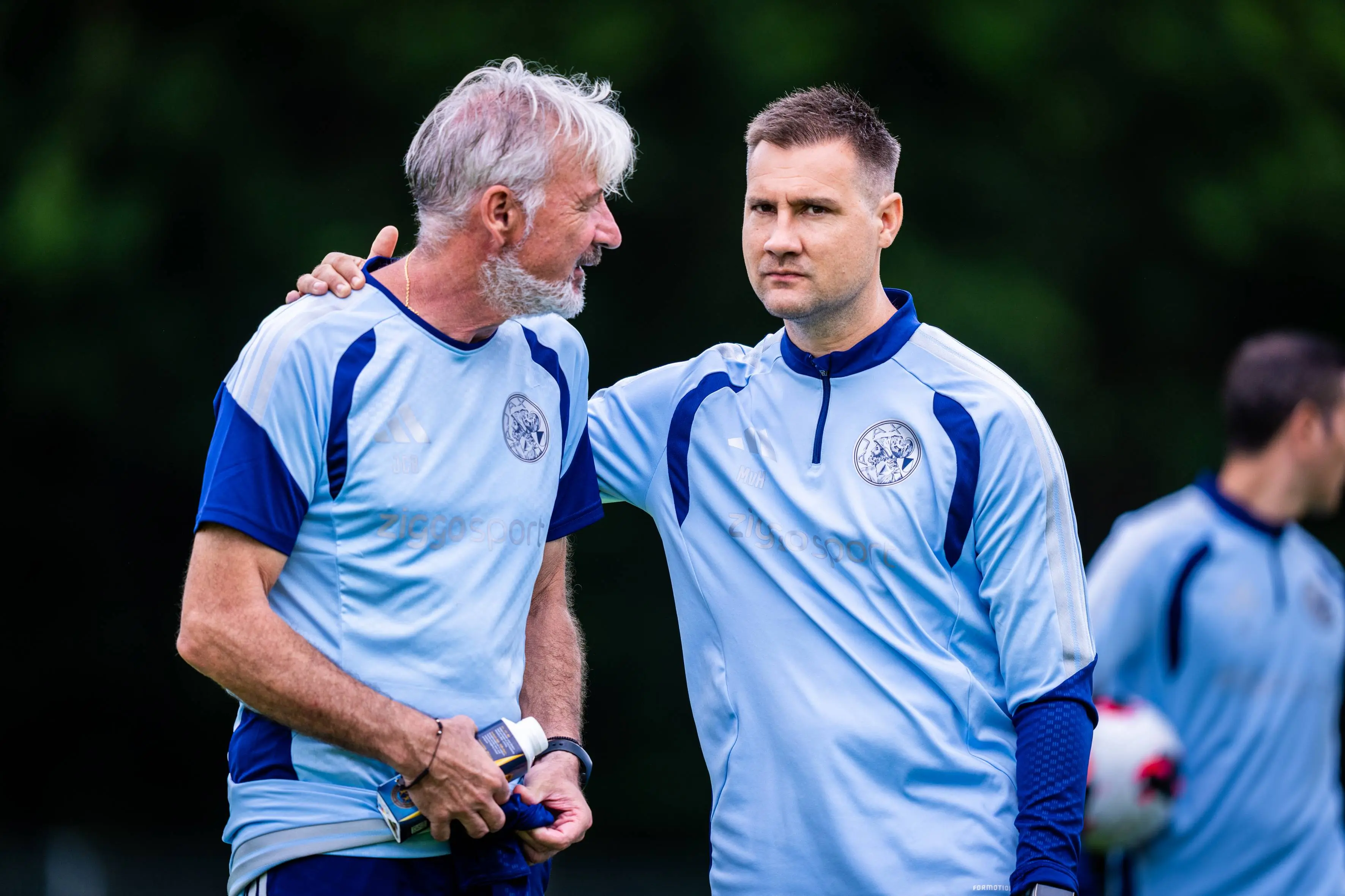 Ajax kent toch een Nederlands gezicht in nieuwe 'Spaanse' staf; Míchel stelt iedereen voor