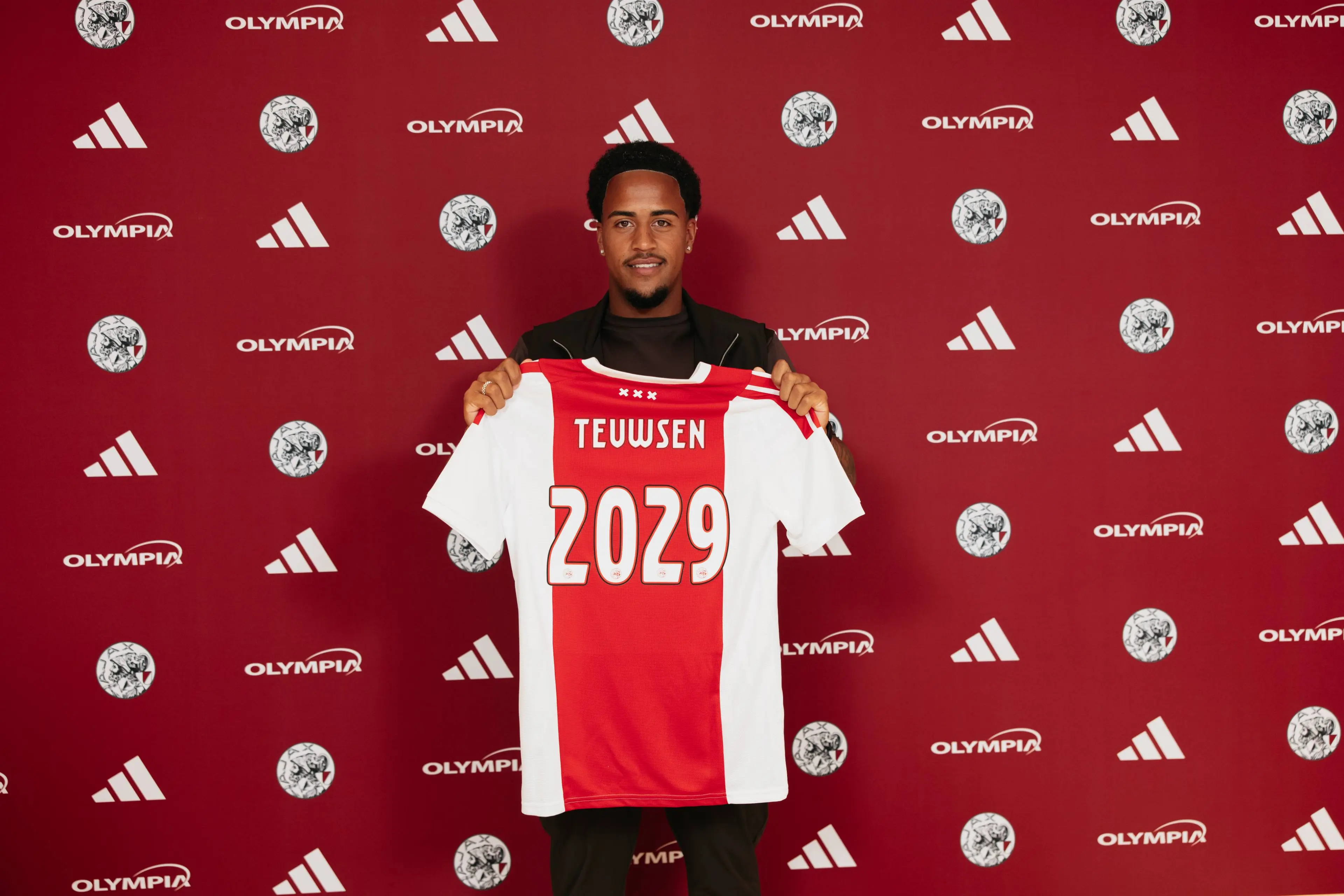 Ajax deelt opnieuw profcontract uit aan talent: aanvaller tekent tot medio 2029