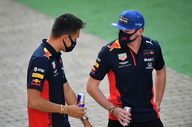 Albon looft 'unieke rijstijl' Verstappen: 'Het maakt hem heel erg snel'