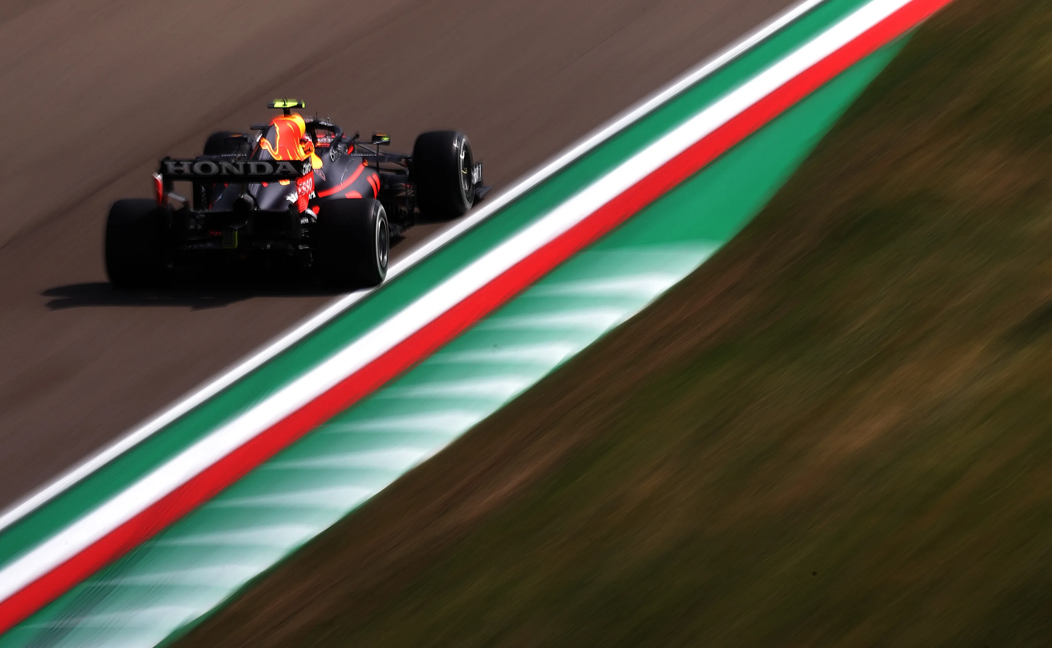 Verslag VT2 | Bottas snelste in Imola, Verstappen valt stil