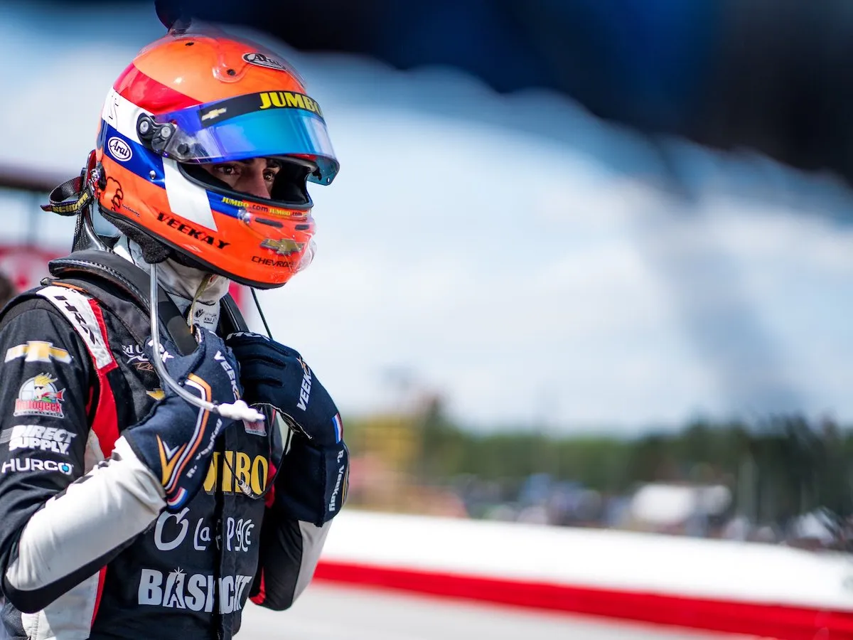 rinus veekay 2020 helm kijkt