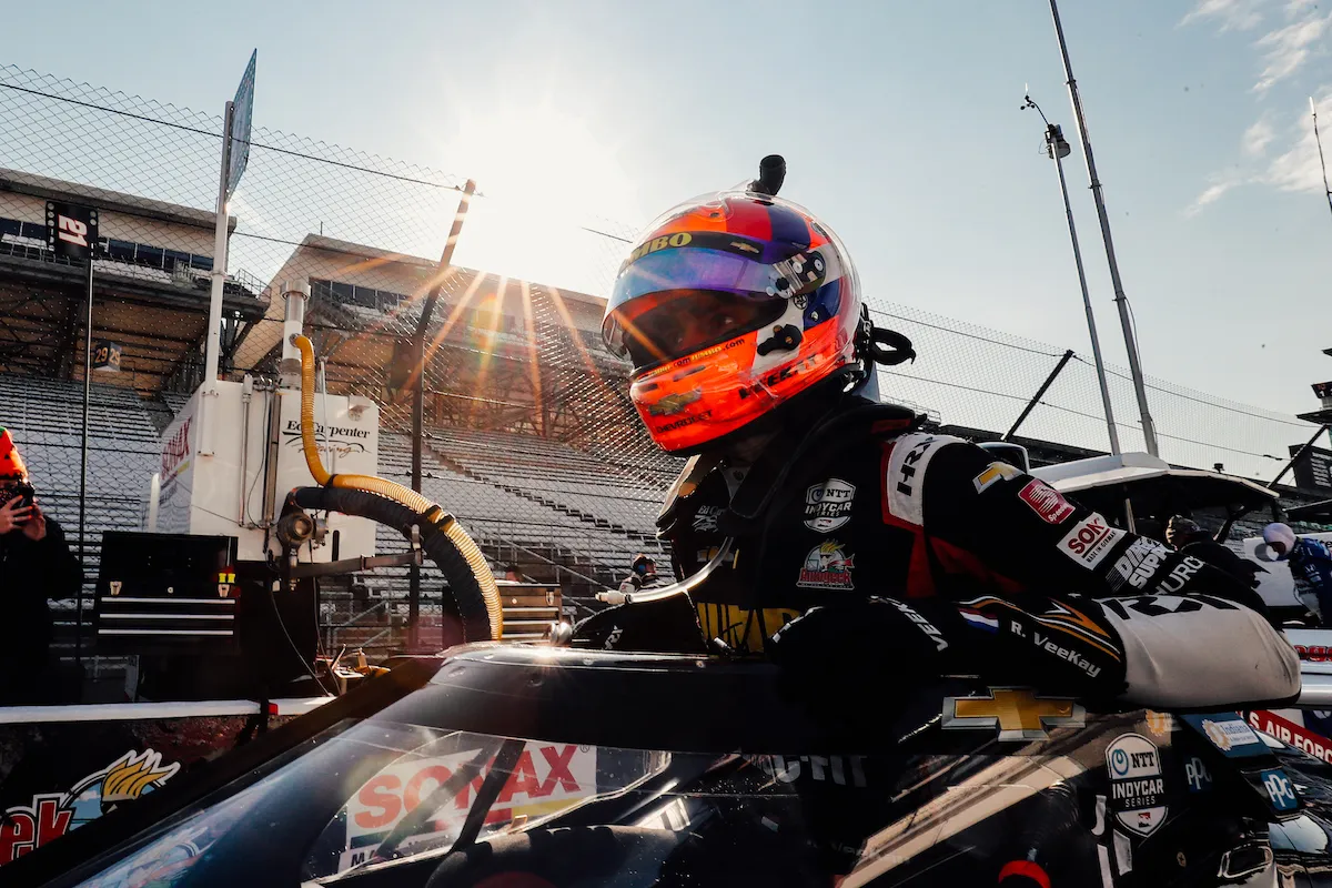 rinus veekay 2020 stapt in auto