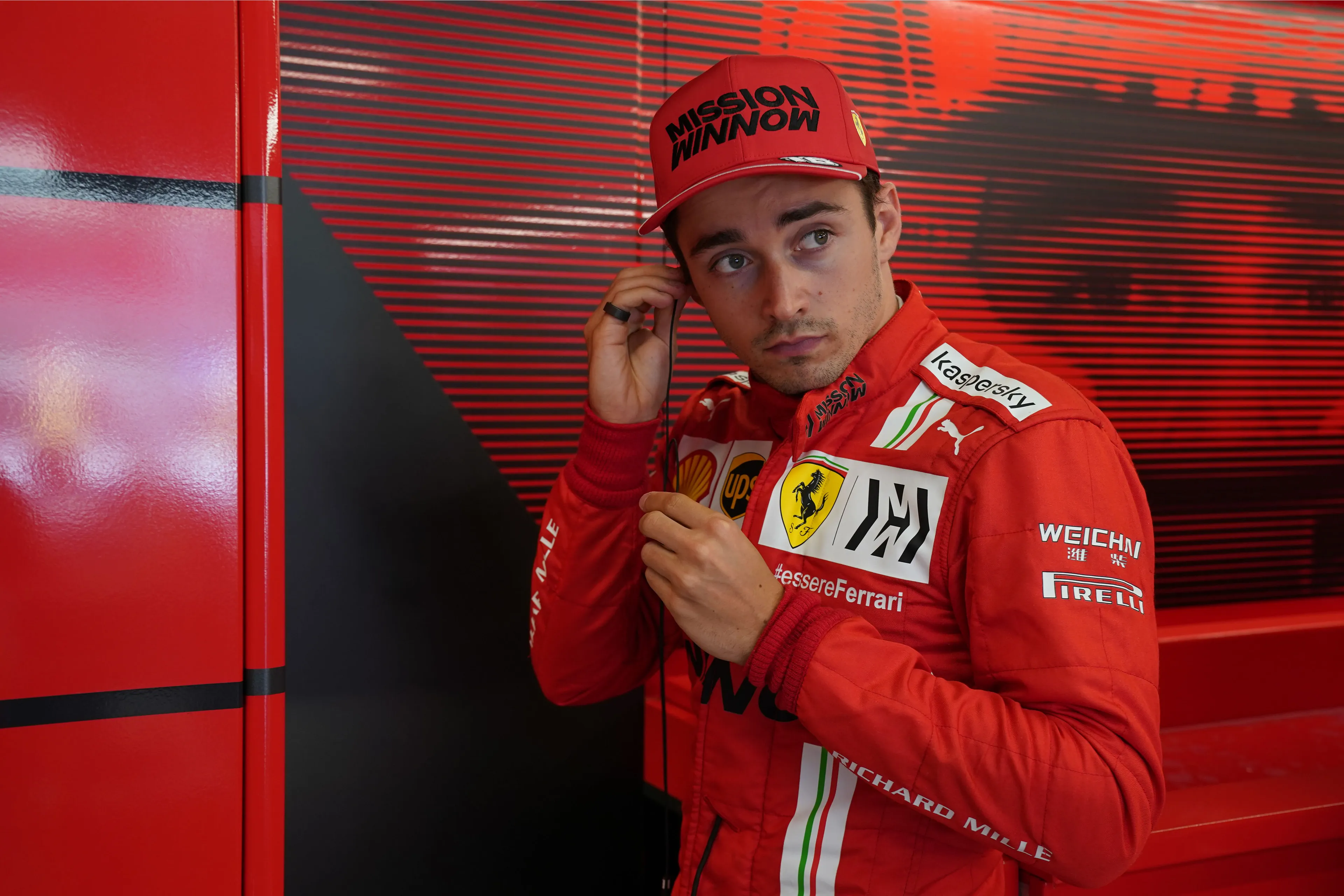 charles leclerc pitbox ferrari zonder helm
