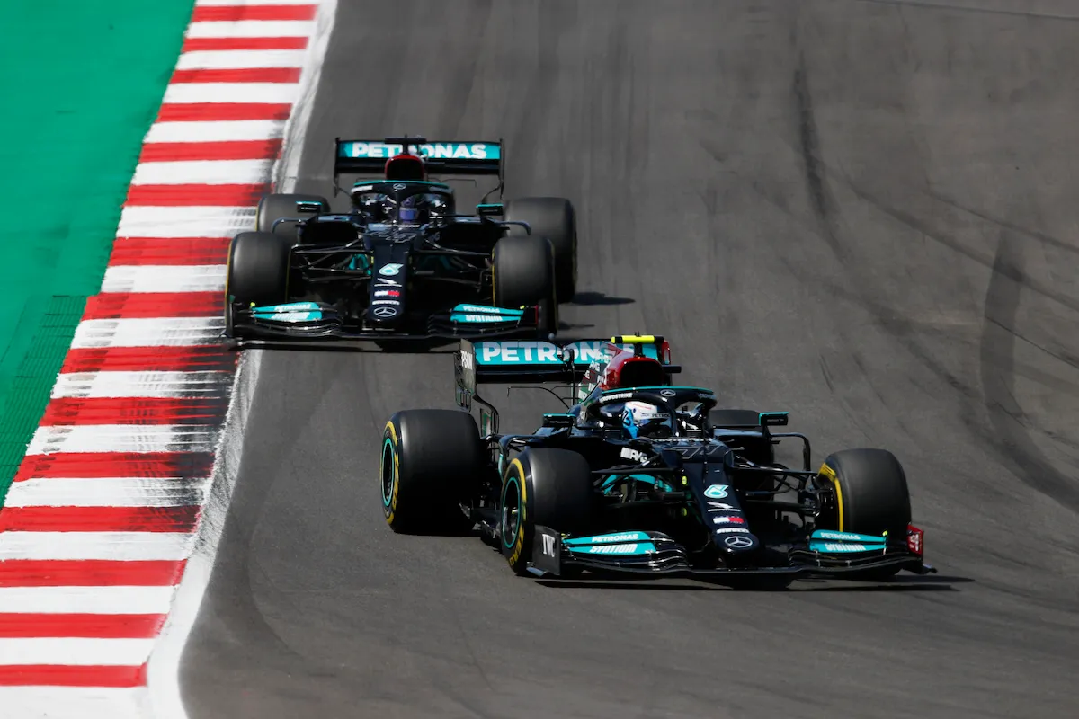 Update | Hamilton reageert op inhaalactie Bottas: 'Het was voor mij echt prima zo'