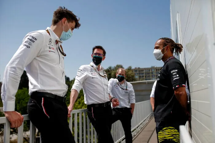 Hamilton ontdaan na matige eerste dag: 'We moeten ons achter de oren krabben'