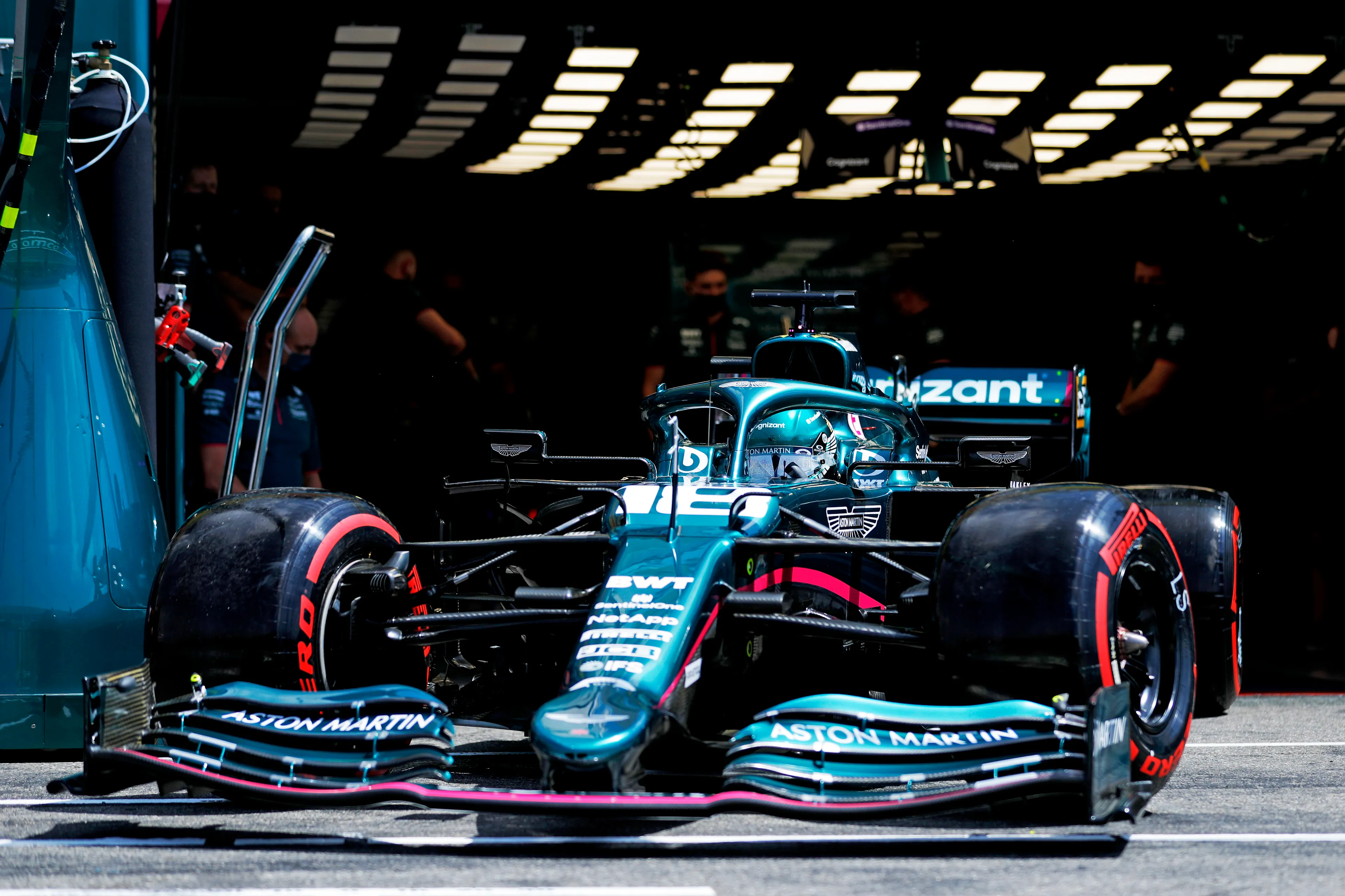 Villeneuve en Schumacher bieden inzicht in bizarre Aston Martin-Mercedes coureurswissel