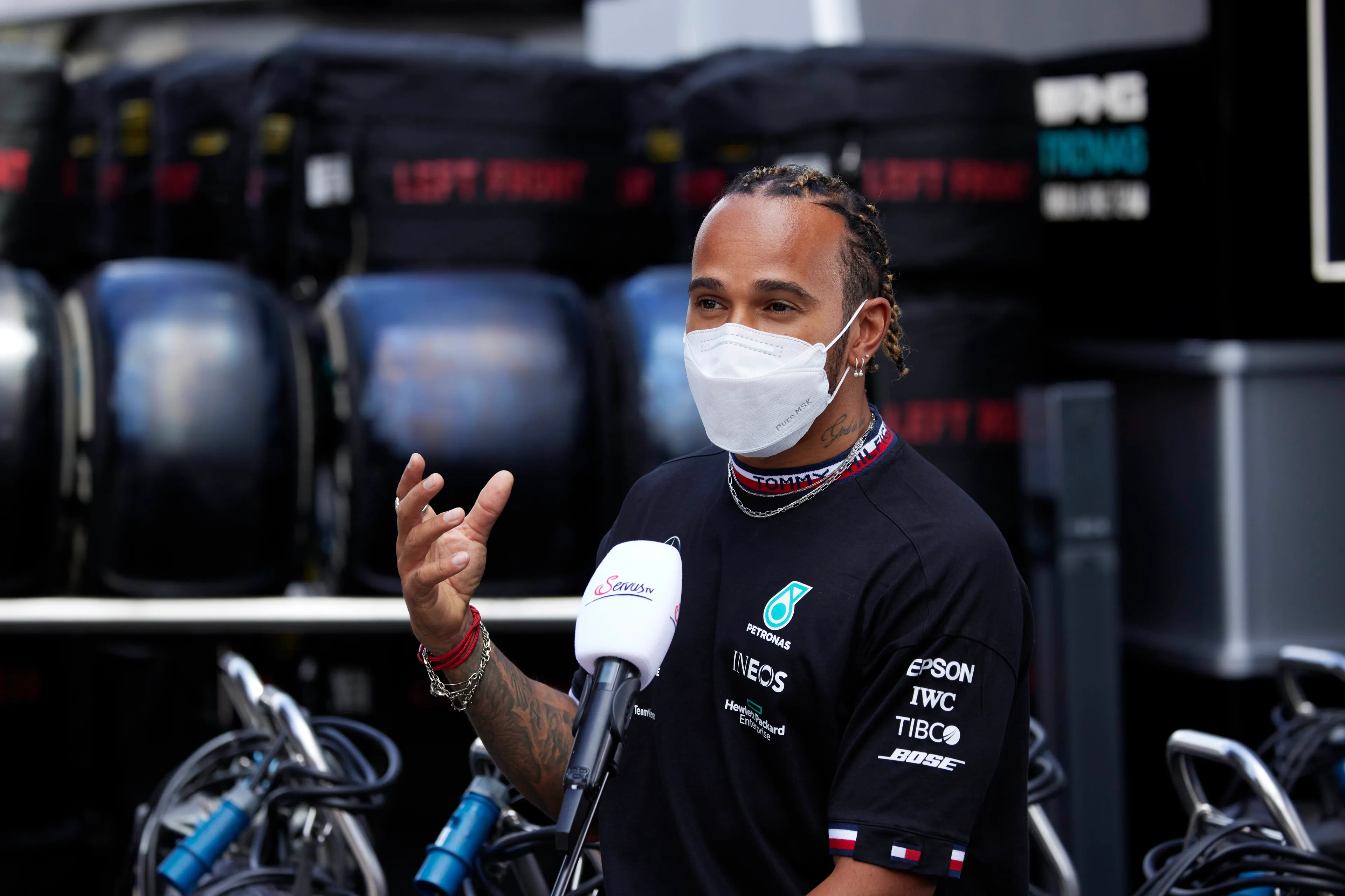 Hamilton heeft spijt van verbreken gentlemen's agreement: 'Kwam teveel vuil op mijn banden'