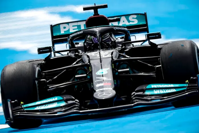 Tijdstraf voor Hamilton na crash met Verstappen op Silverstone