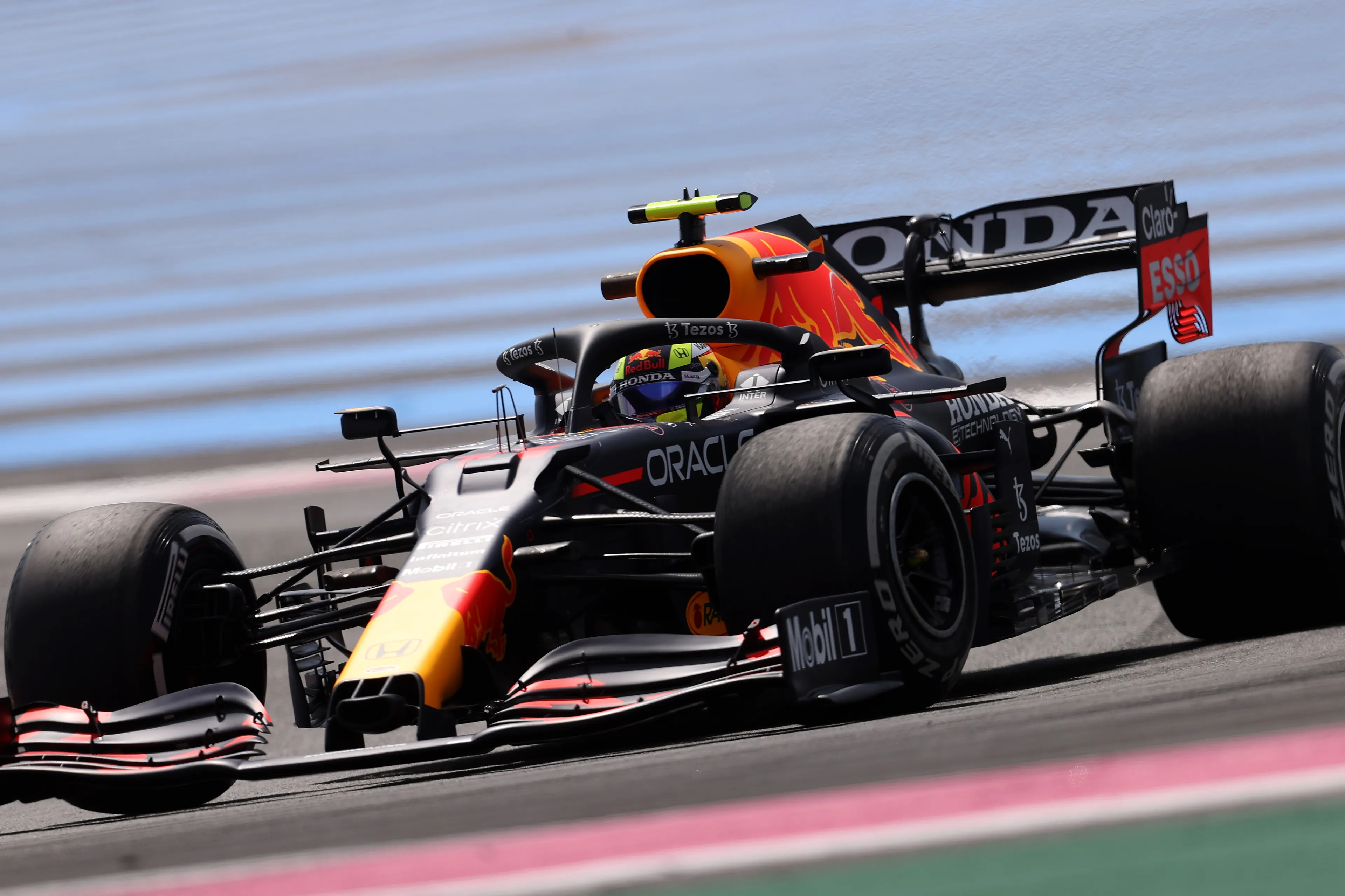 Chandhok kijkt naar Verstappen in bocht 2: 'Boem, boem, boem, een ton aan schade'