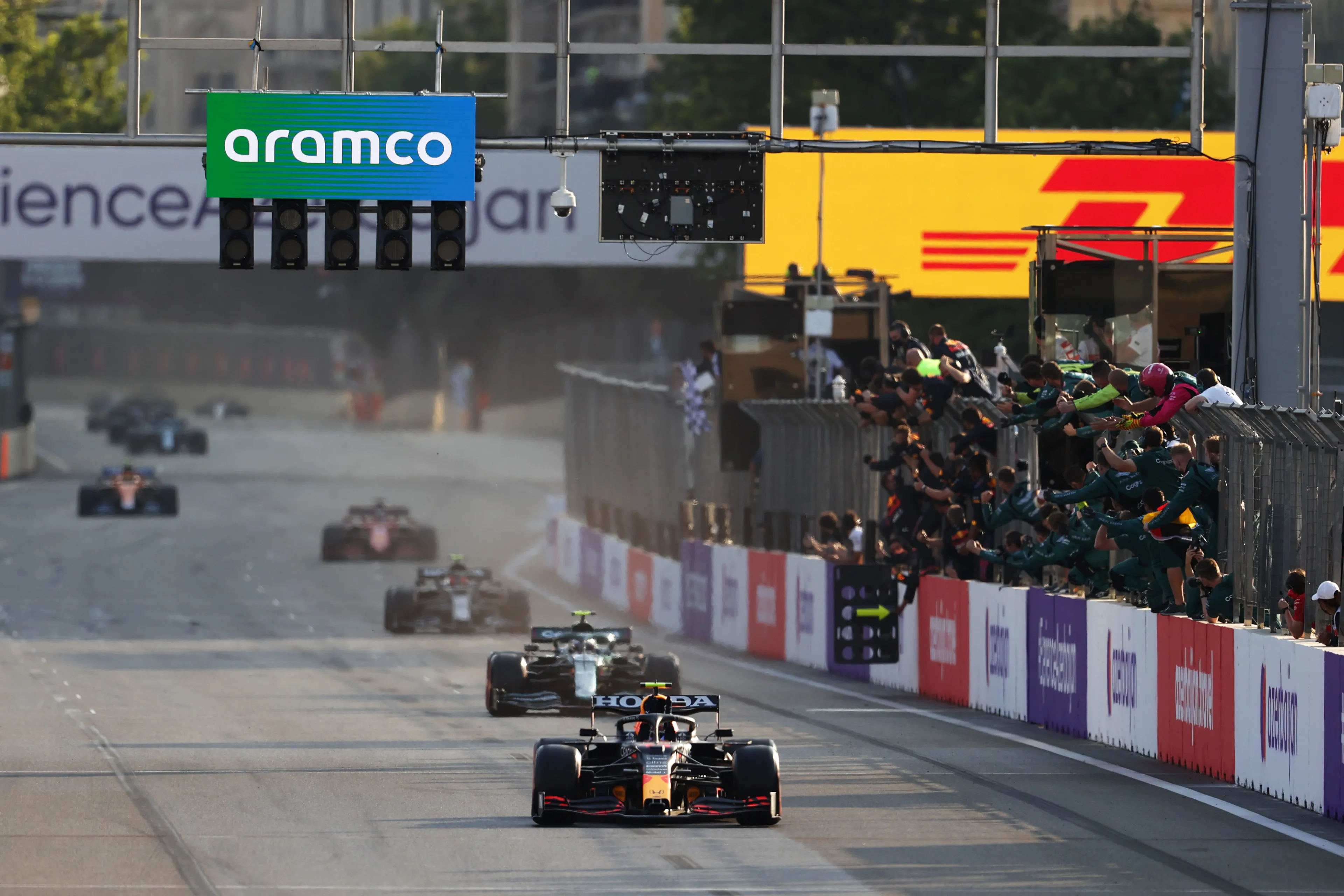 'Red Bull, Aston Martin en drie andere teams te coulant met Pirelli-richtlijnen in Baku'