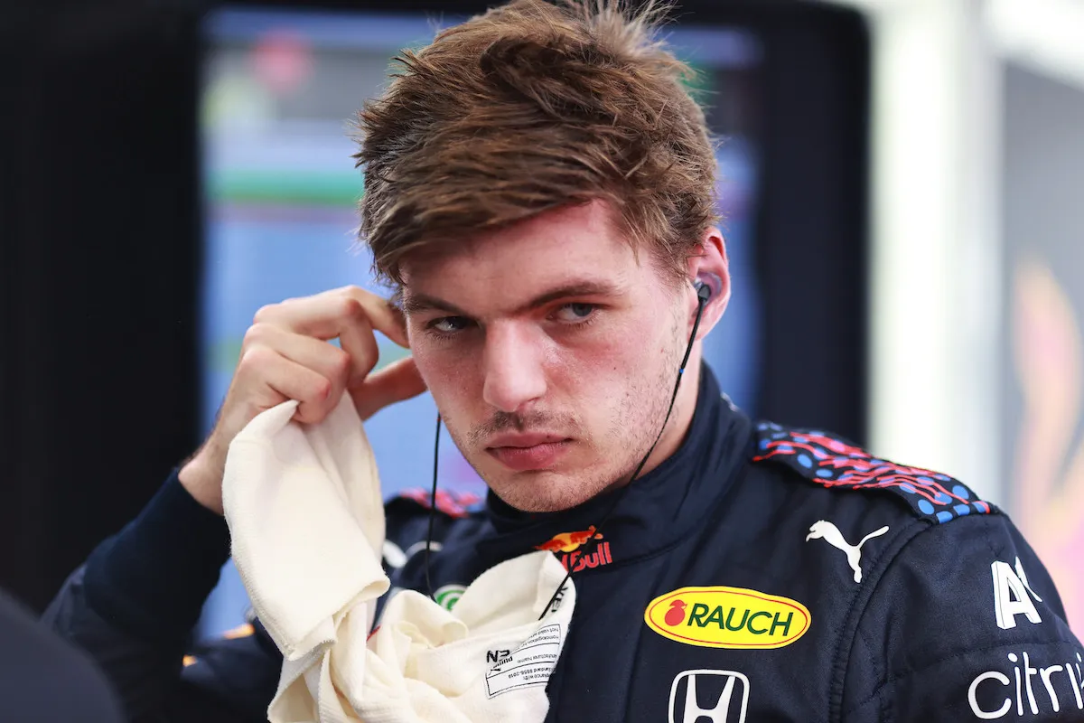 Beelden | Verstappen na crash GP Hongarije: 'Zijn we het hele ding kwijt?!'