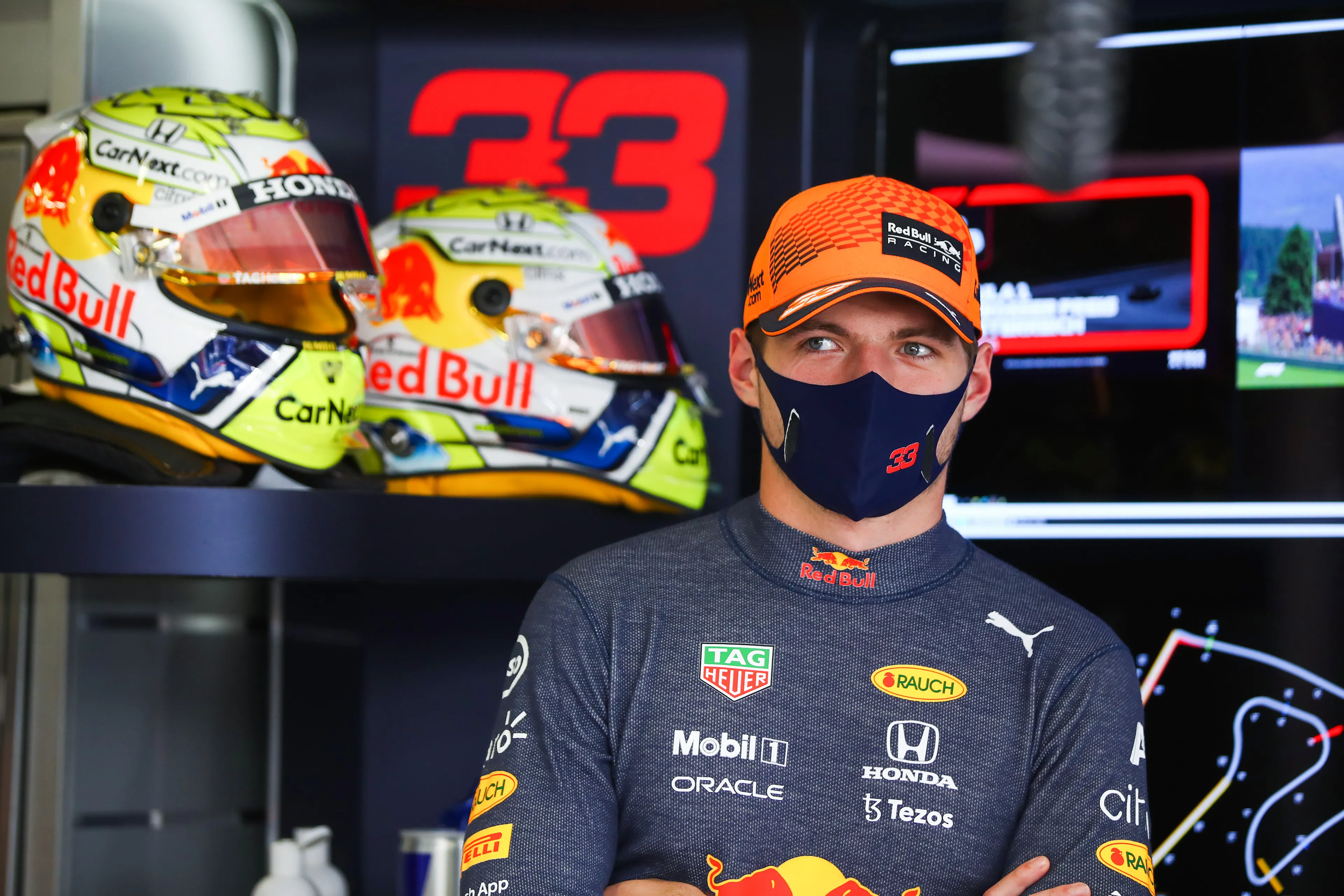 Verstappen over contractverlenging Hamilton: 'Nog twee jaar en dan stop ik er lekker mee'