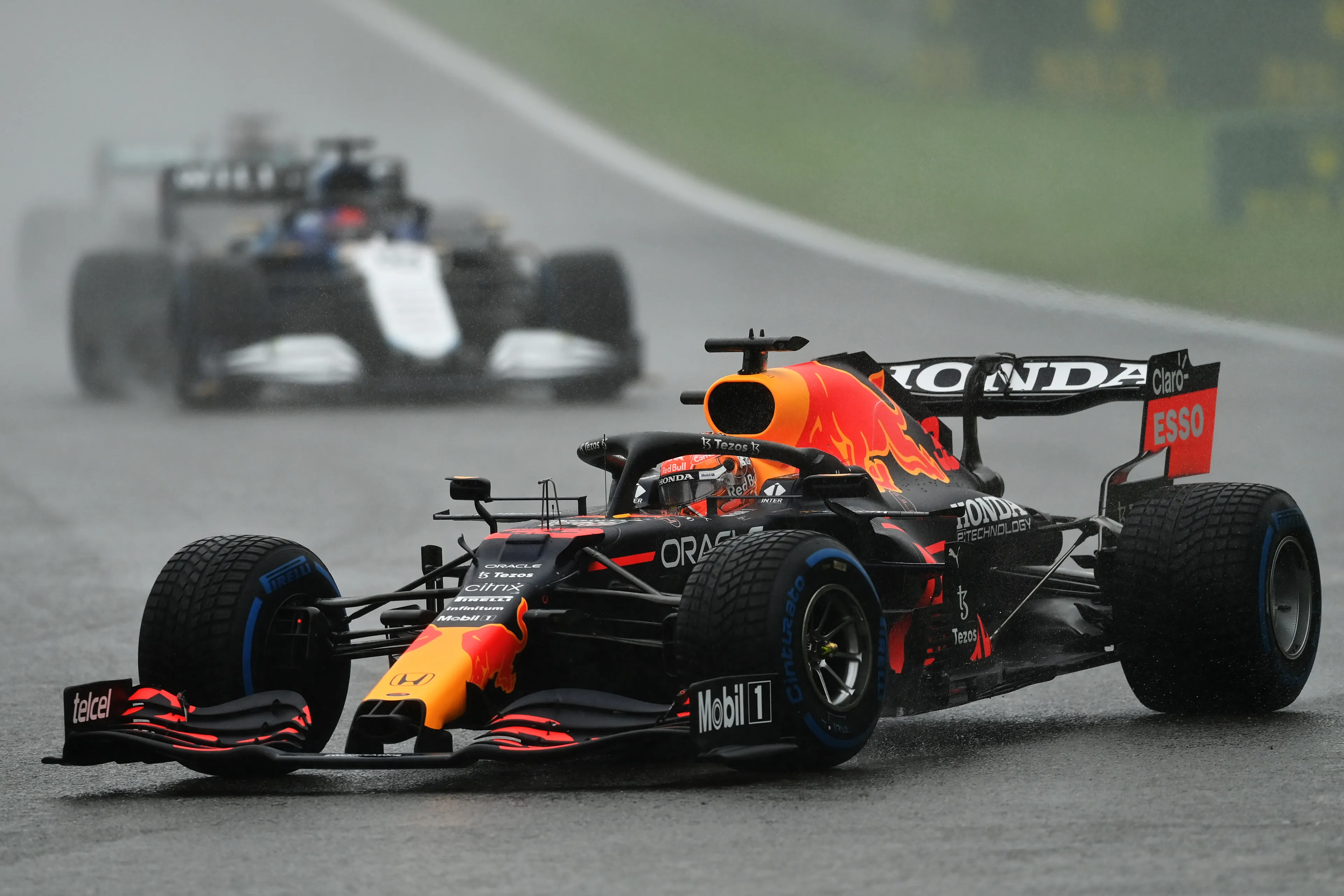 Onder de loep | Geeft Verstappen het woord dominantie een nieuwe betekenis in memorabel weekend?