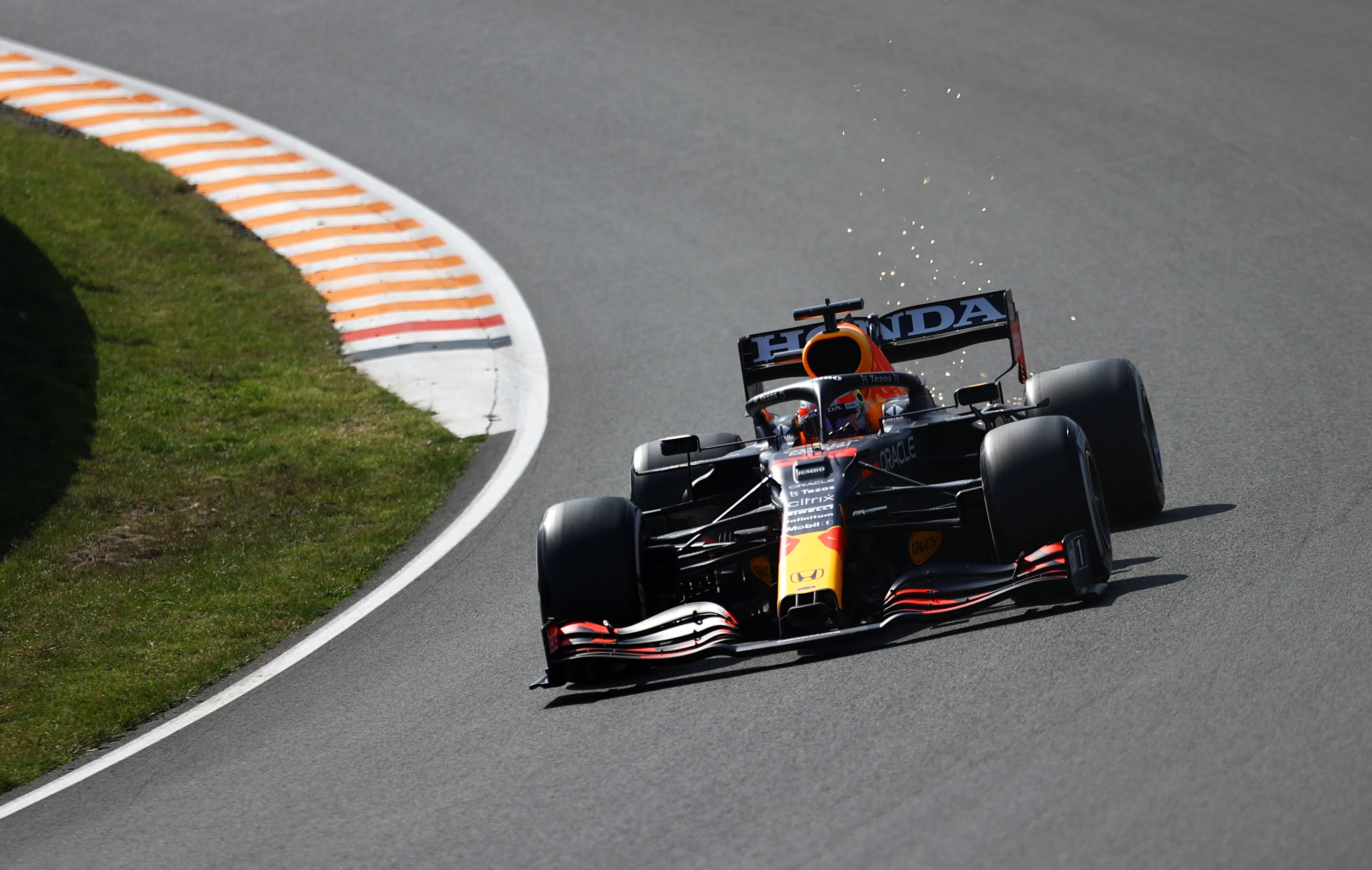 Aston Martin vroeg aan FIA Verstappen te onderzoeken voor inhaalactie