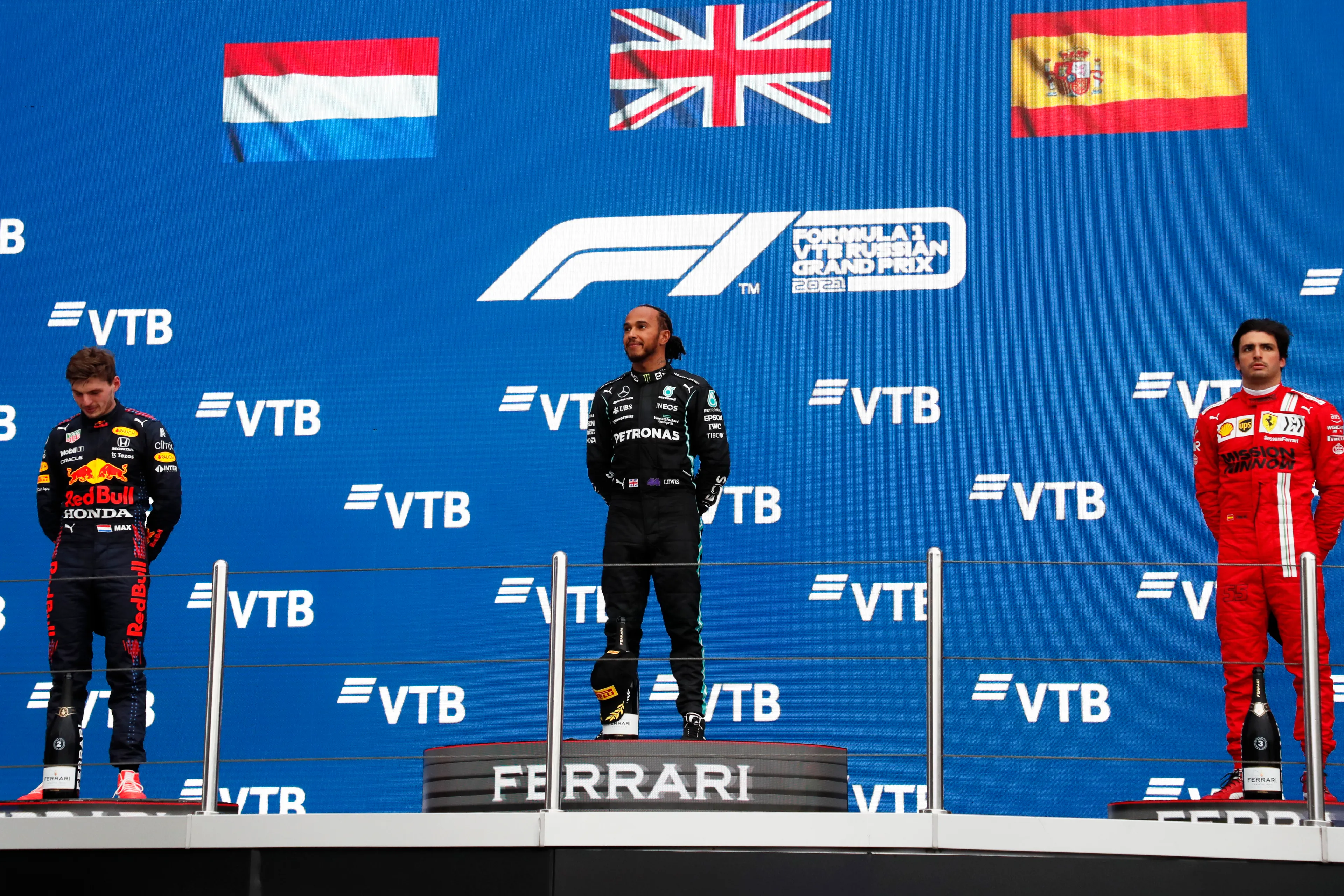 Verstappen: 'Ik kon soms de radioknop niet eens indrukken'