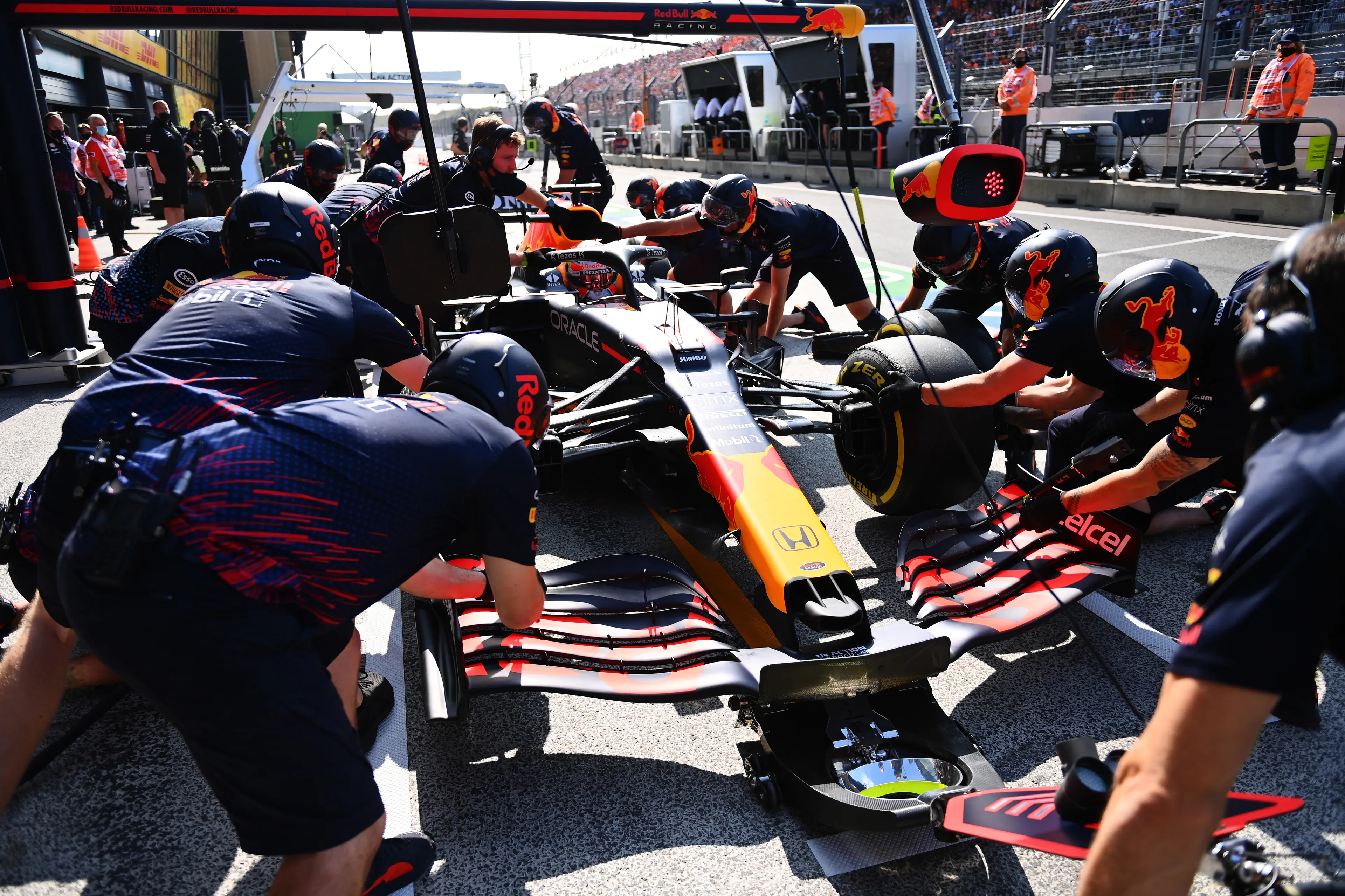 pit stop pitstop red bull perez verstappen garage zandvoort dutch gp