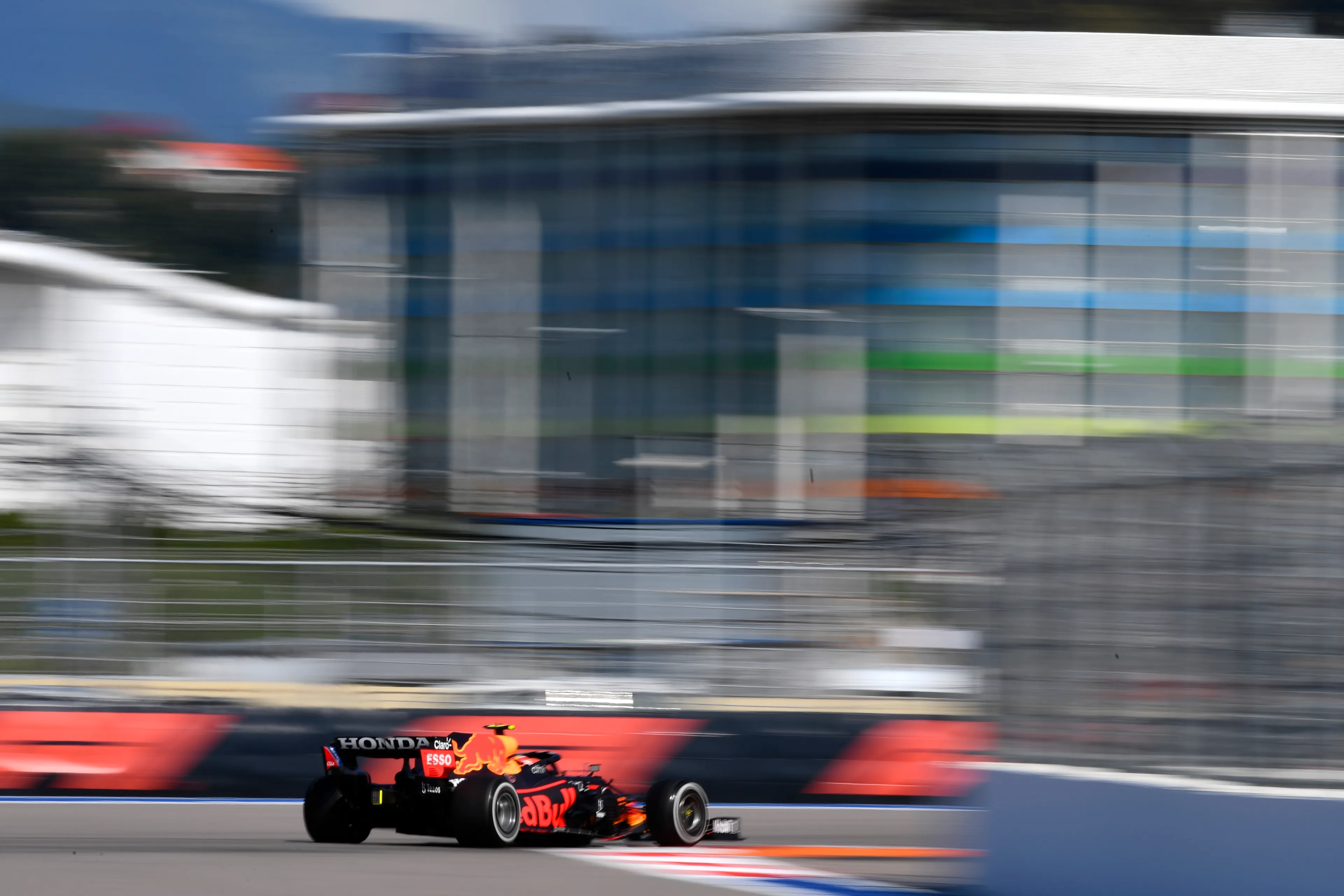 Boordradio's VT2 | Verstappen: 'Er zit een tear-off vast in de linker achterwielophanging..'