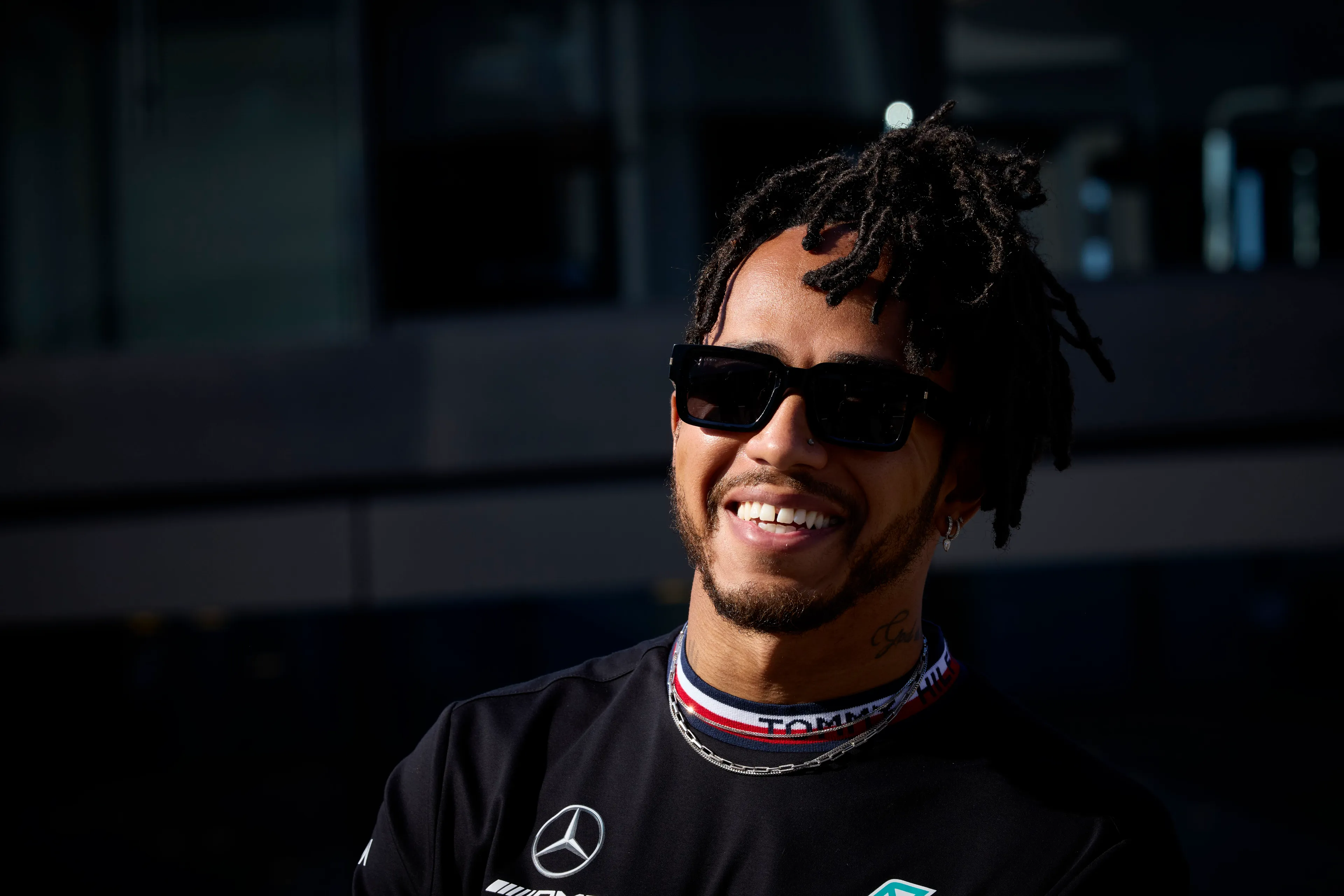 Hamilton reageert op gridstraf: 'Er staat me zondag een flinke klus te wachten'