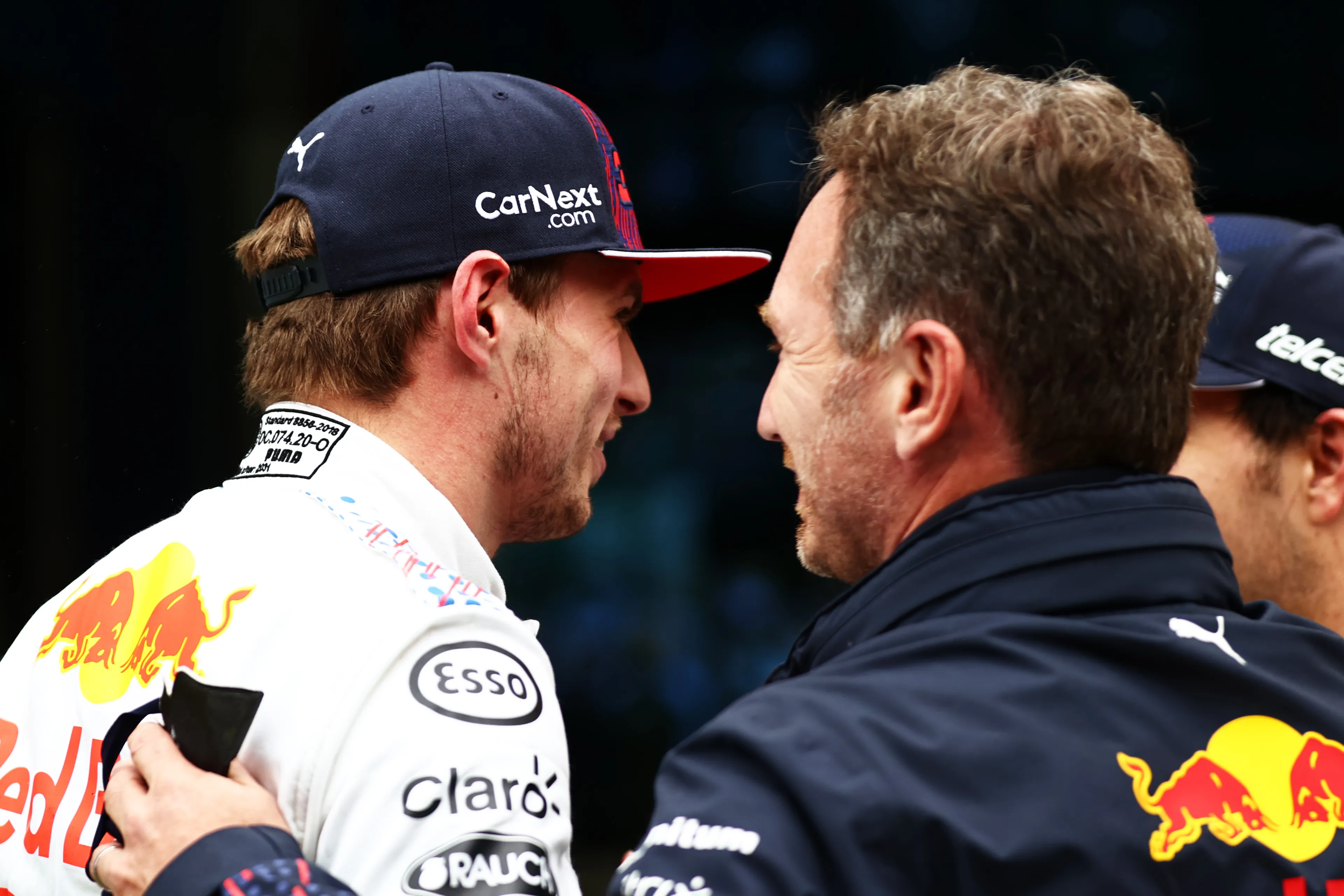 Horner wil dat Verstappen agressieve rijstijl behoudt: 'Dat is gewoon zijn stijl'
